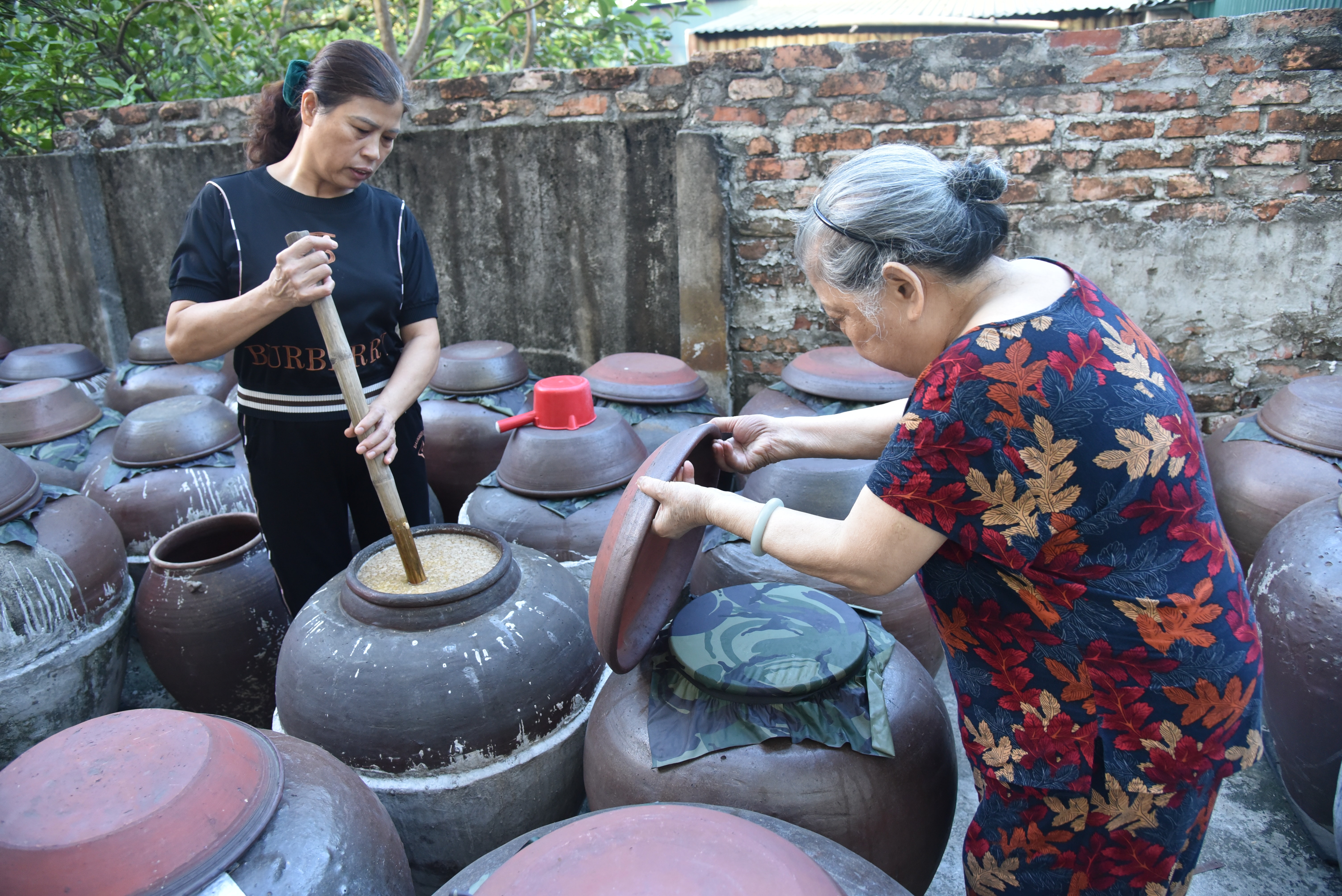 bna-chi-chung-va-me-thuc-hien-quy-trinh-san-xuat-tuong-nam-dan-anh-ngoc-khanh-6087.jpg