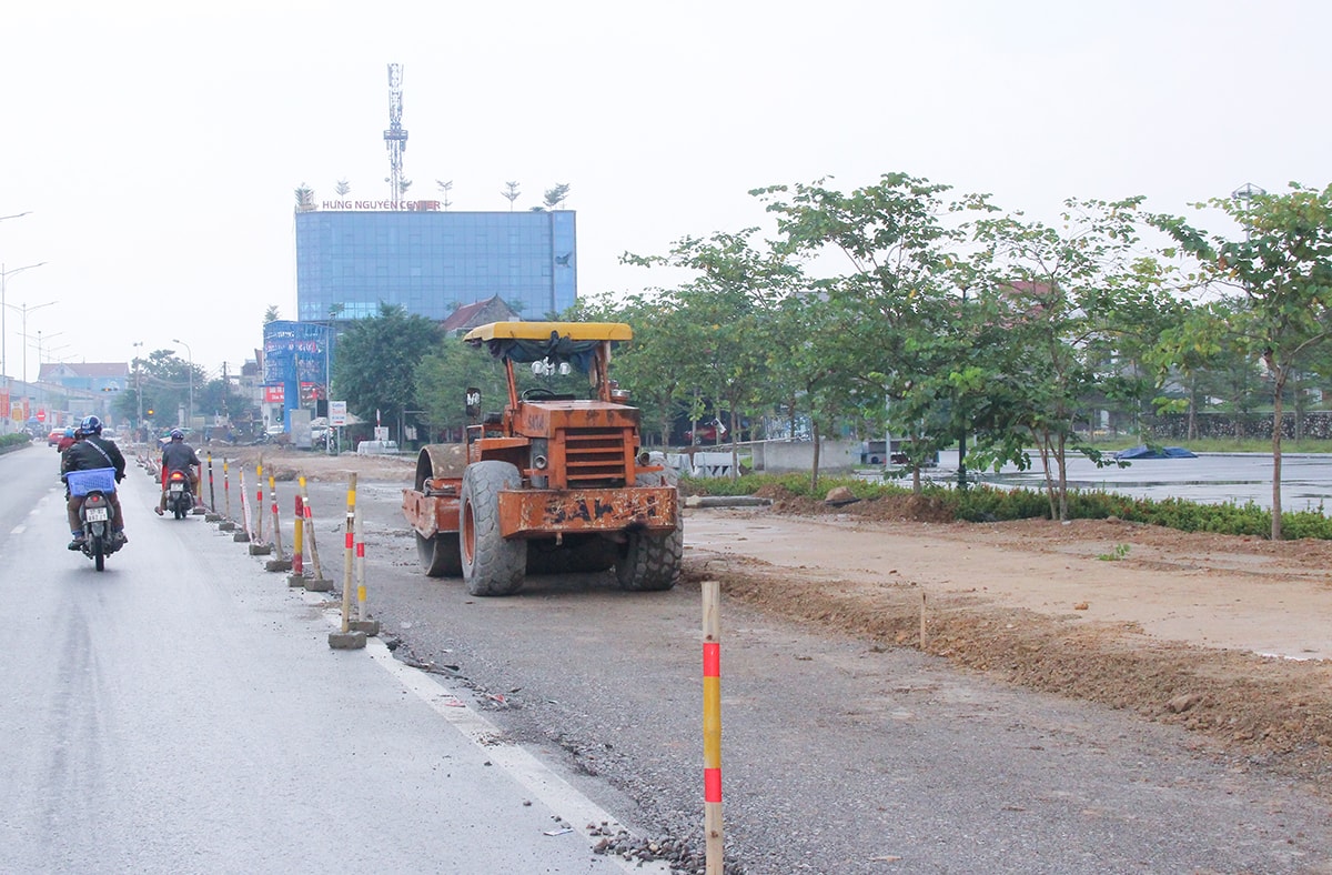 Nâng cấp Quốc lộ 46, đoạn qua thị trấn Hưng Nguyên. Ảnh: Mai Hoa