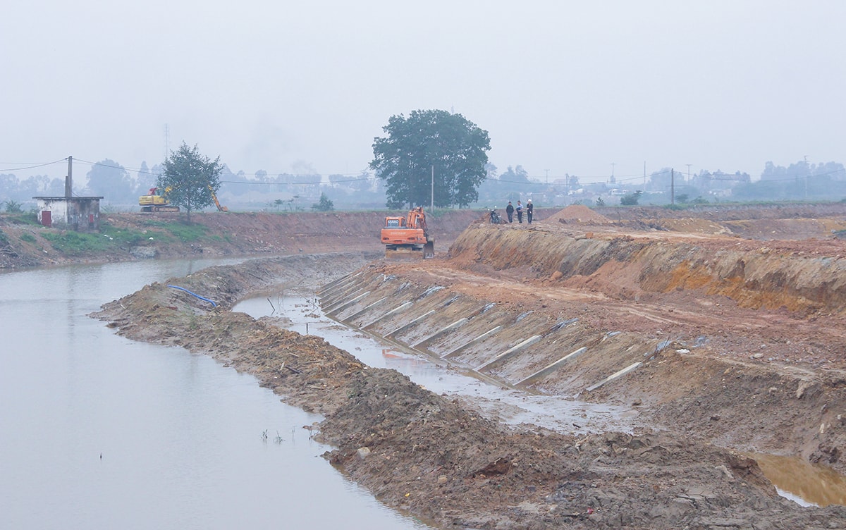 Thi công đê sông tại xã Hưng Đạo. Ảnh: Mai Hoa