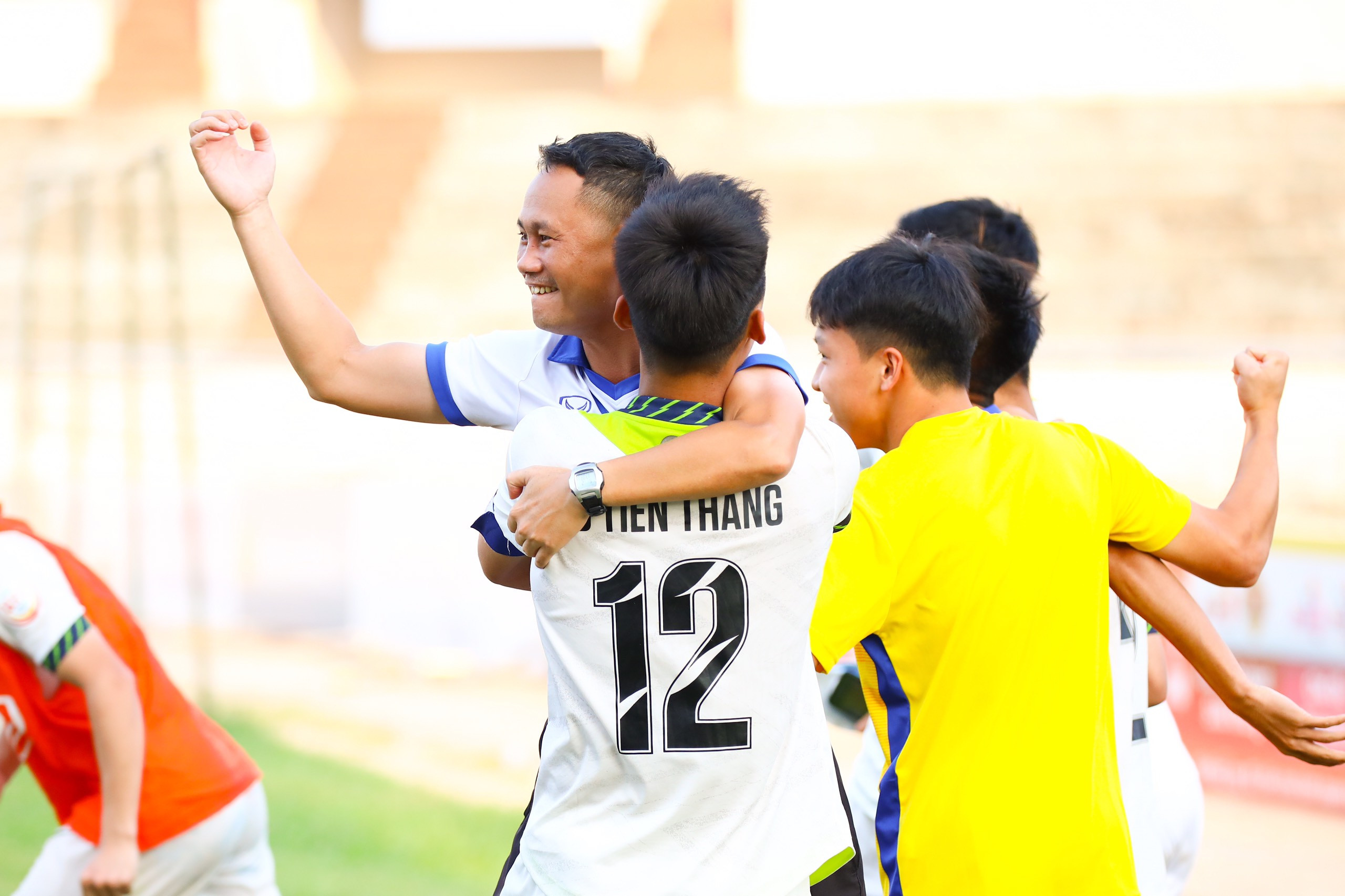 bna_Thầy trò U19 Sông Lam Nghệ An ăn mừng khi đội nhà giành quyền vào chơi trận chung kết..jpg