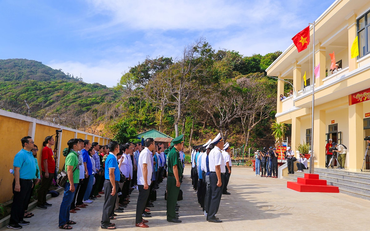 Lễ chào cờ đầu năm trên đảo Hòn Khoai.