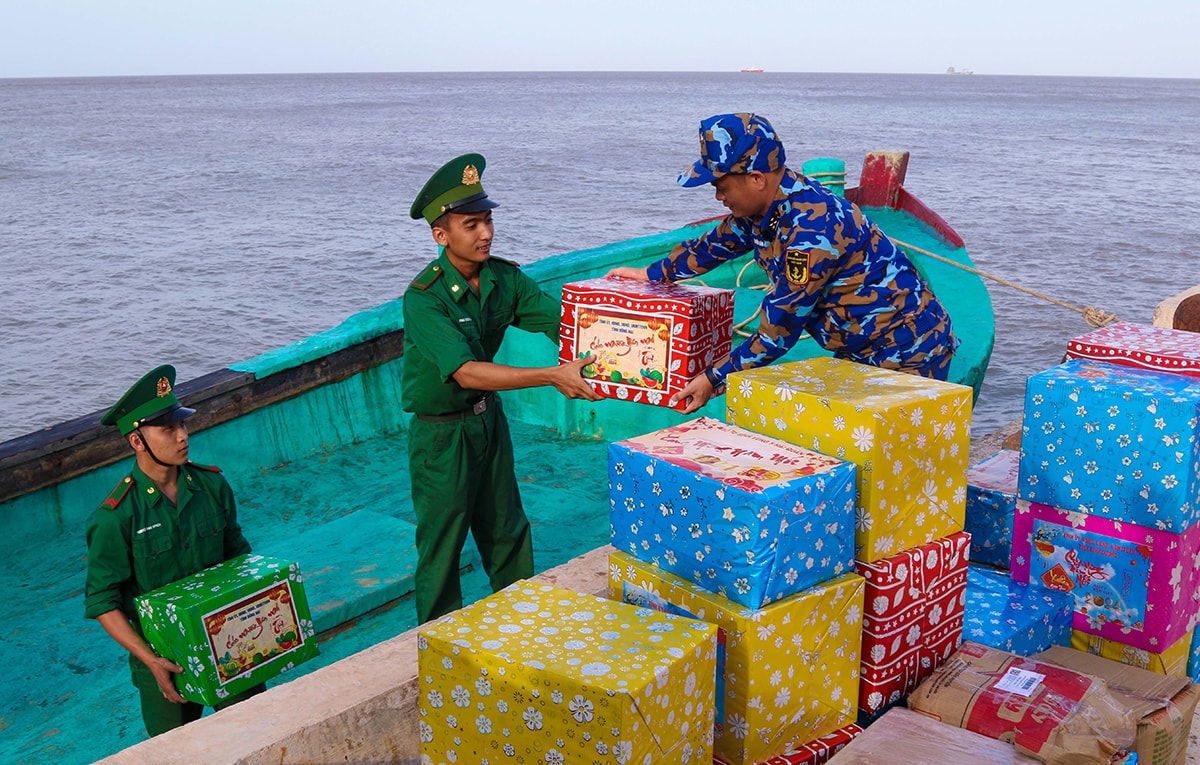 Những món quà gửi gắm yêu thương từ đất liền ra đảo.