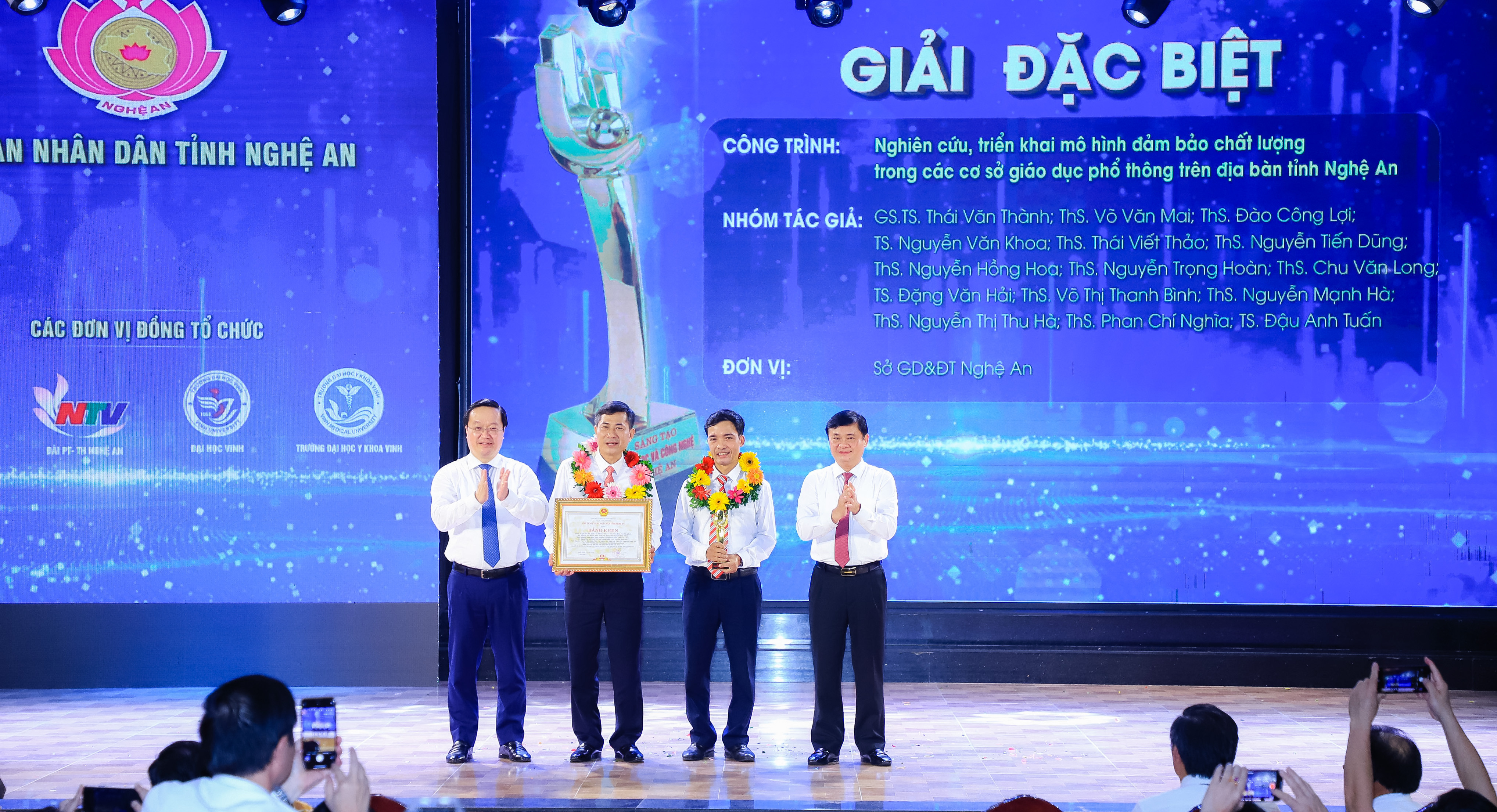 bna_Bí thư Tỉnh ủy Thái Thanh Quý, Chủ tịch UBND tỉnh Nguyễn Đức Trung trao Giải thưởng Sáng tạo khoa học và công nghệ cho nhóm tác giả đạt giải Đặc biệtJPG.JPG