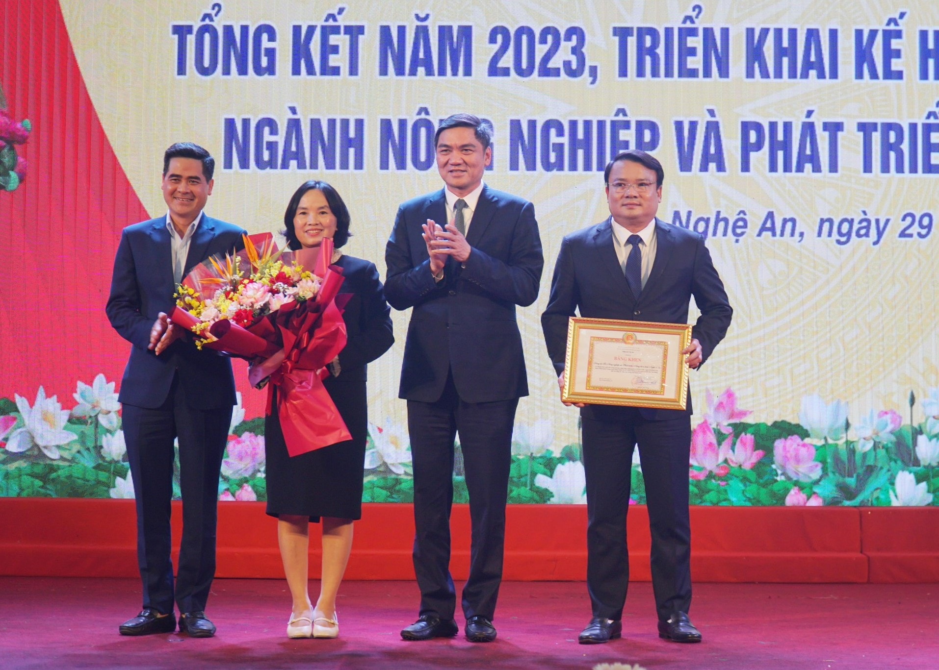 bna-anh-chinh-dang-bo-so-nong-nghiep-va-phat-trien-nong-thon-duoc-ban-thuong-vu-tinh-uy-tang-bang-khen-anh-phu-huong-2-6657.jpg