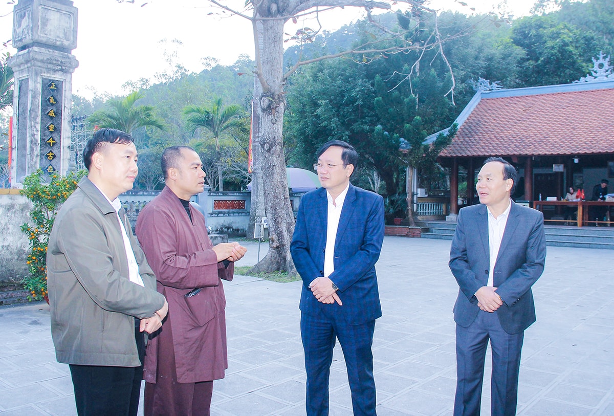 Lãnh đạo huyện Nam Đàn kiểm tra công tác chuẩn bị lễ hội tại di tích Đền Vua Mai. Ảnh: Mai Hoa