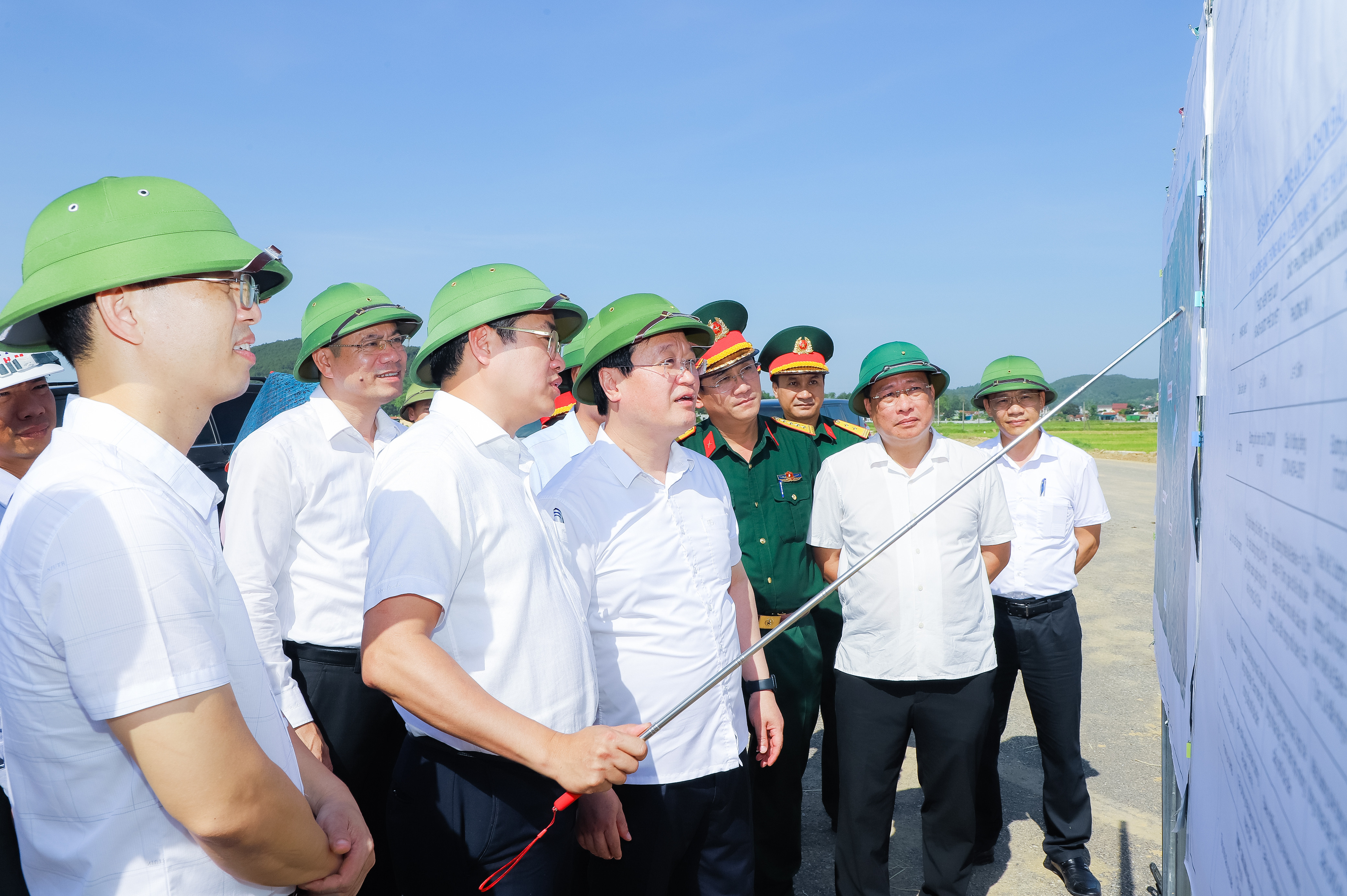 Chủ tịch UBND tỉnh Nguyễn Đức Trung kiểm tra tiến độ triển khai các dự án hạ tầng tại thị xã Hoàng Mai.jpg