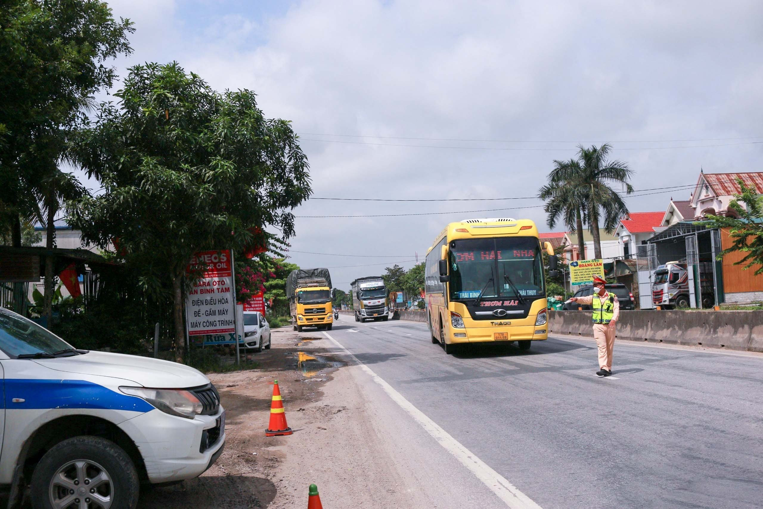 bna-to-cong-tac-cua-tram-csgt-dien-chau-lap-chot-kiem-tra-tren-tuyen-ql1a-doan-qua-dia-ban-xa-quynh-thach-quynh-luu-anh-pv-3438.jpg