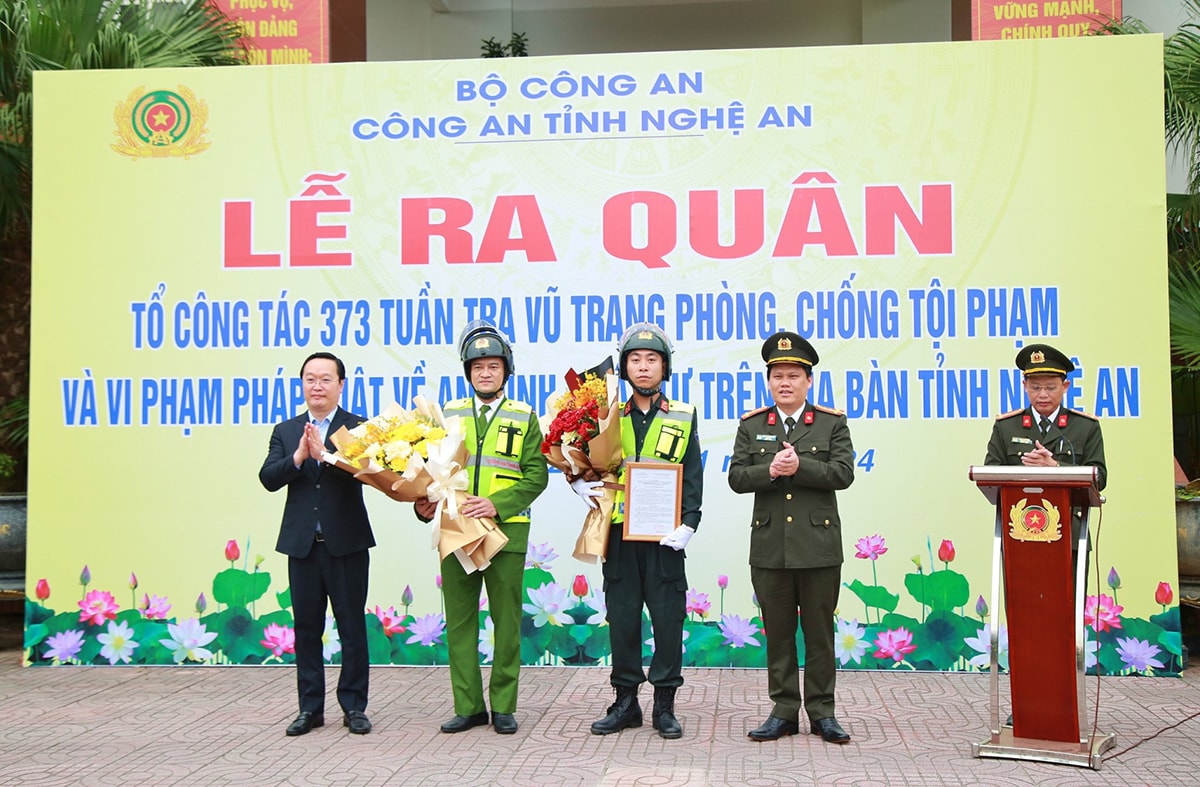 Đồng chí Nguyễn Đức Trung - Phó Bí thư Tỉnh ủy, Chủ tịch UBND tỉnh và đồng chí Đại tá Bùi Quang Thanh - Giám đốc Công an tỉnh tặng hoa động viên Tổ 373 tại lễ ra quân sáng ngày 22/1/2024.