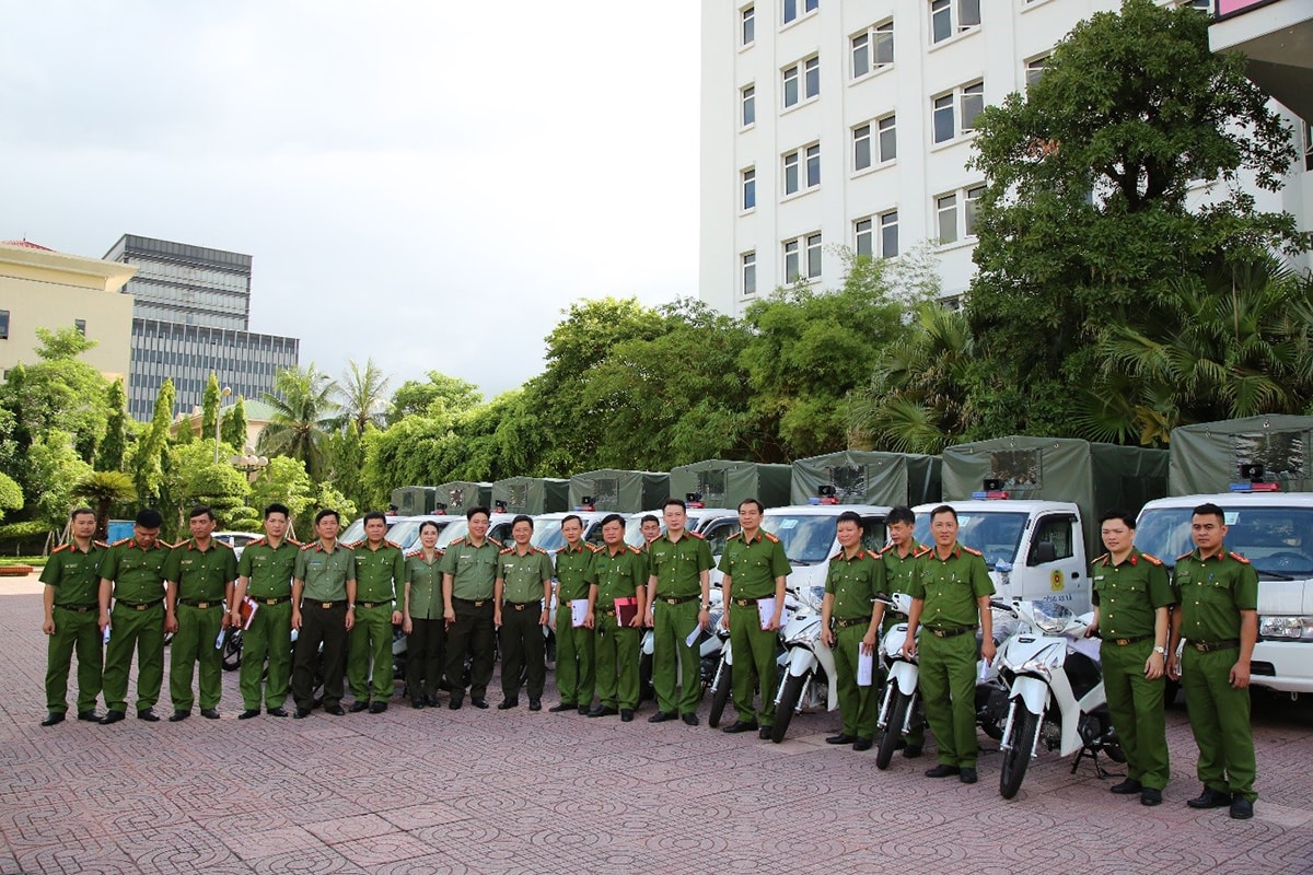 Công an tỉnh bàn giao phương tiện chuyên dụng cho công an xã, phường, thị trấn, góp phần bảo đảm an ninh trật tự cơ sở.