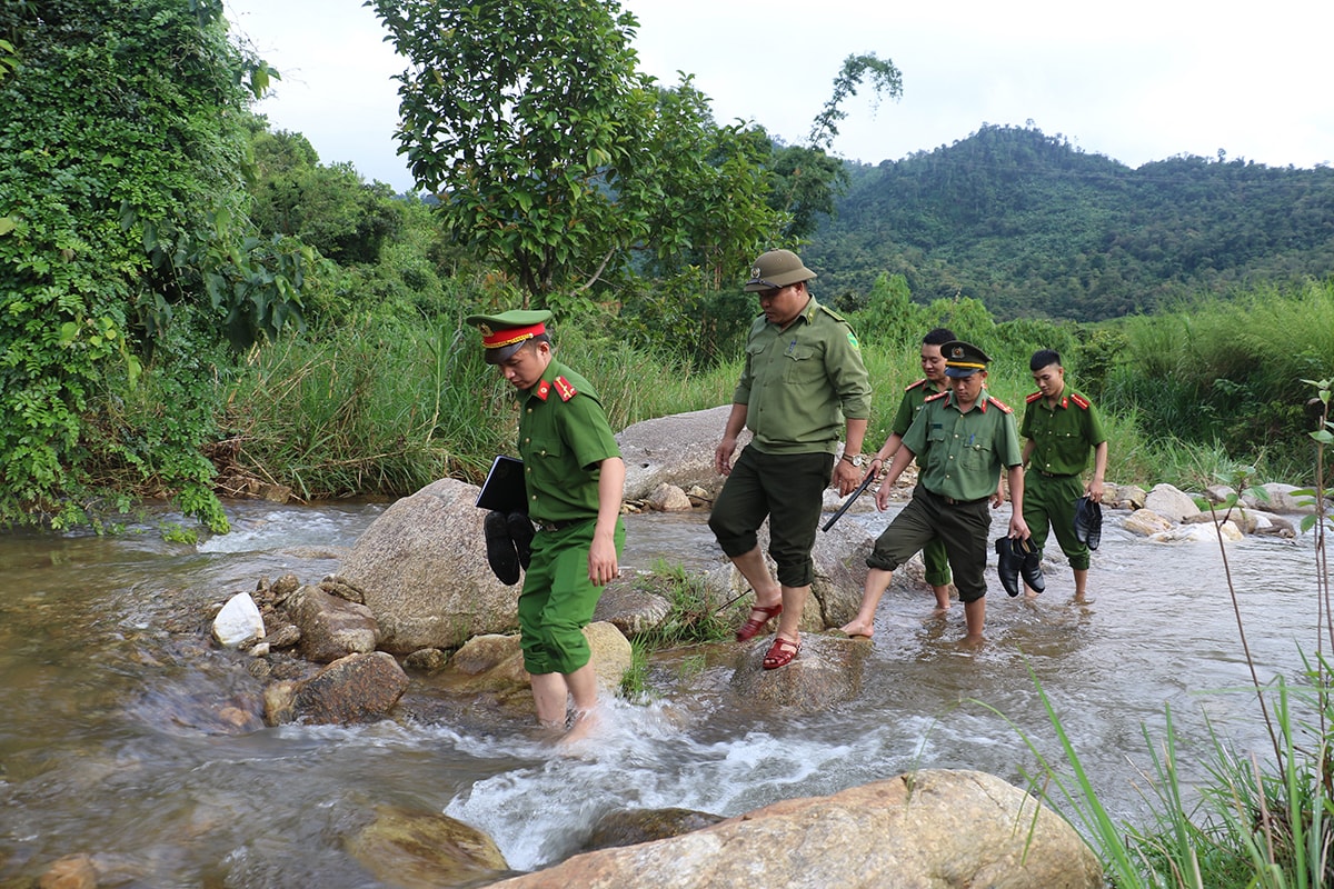 Lực lượng công an nhân dân thường xuyên đảm bảo an ninh biên giới, vùng miền núi dân tộc.