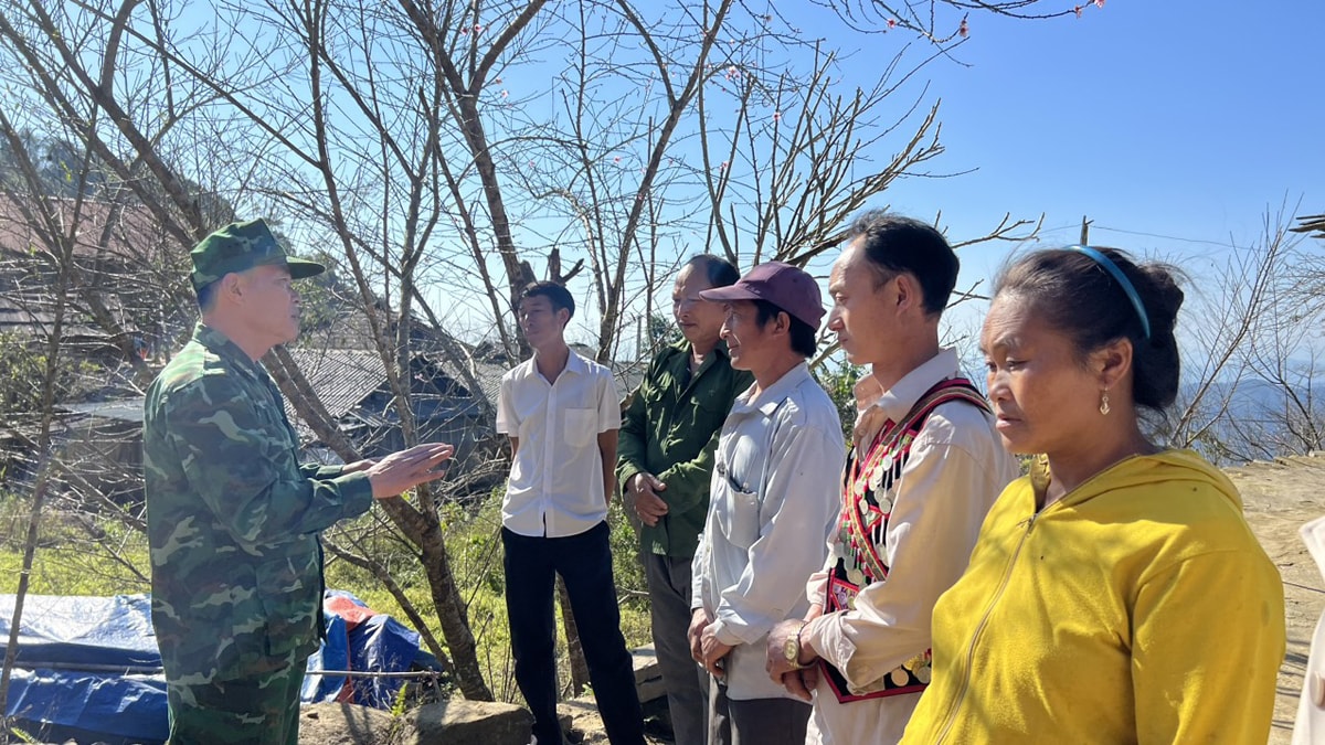 Cán bộ Đồn Biên phòng Nhôn Mai (Tương Dương) trao đổi với người dân trên đường tuần tra. Ảnh: CSCC