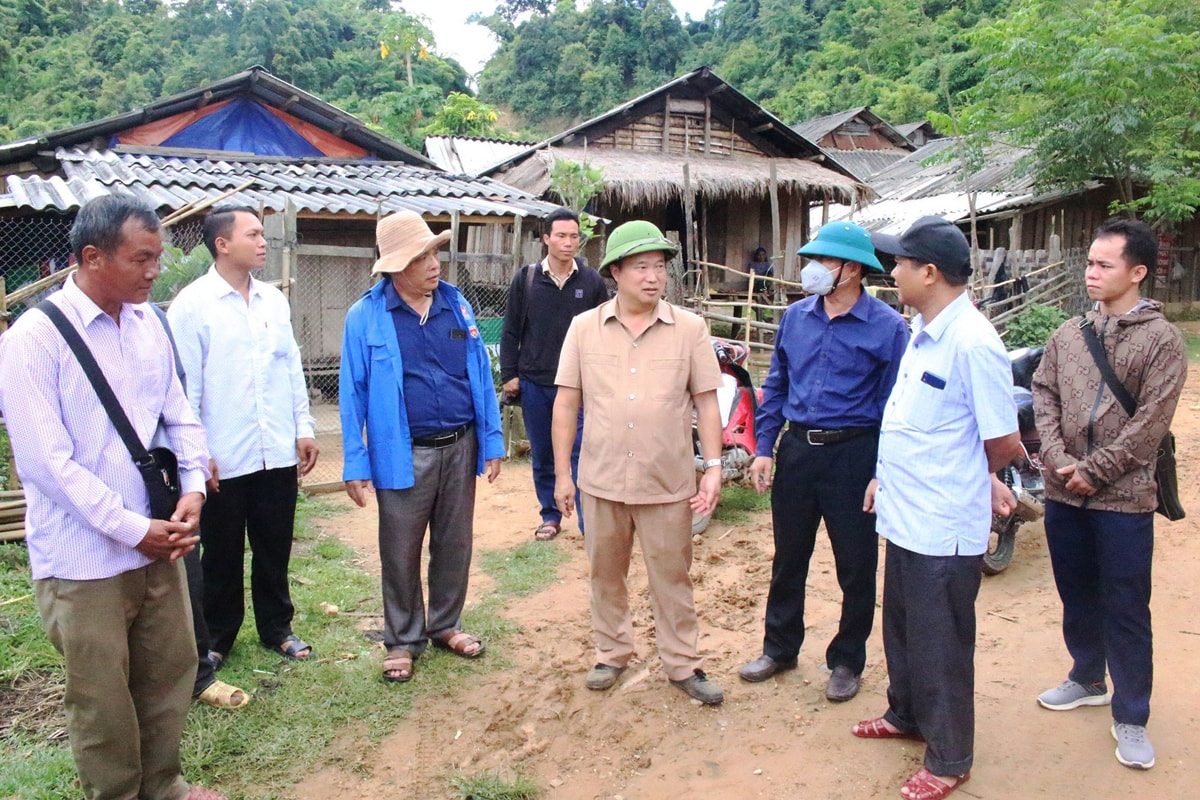 Đồng chí Lỳ Bá Thái - Phó Bí thư Thường trực Huyện ủy Kỳ Sơn tuyên truyền việc chấp hành pháp luật, chống truyền đạo trái phép trên địa bàn huyện. Ảnh: CSCC