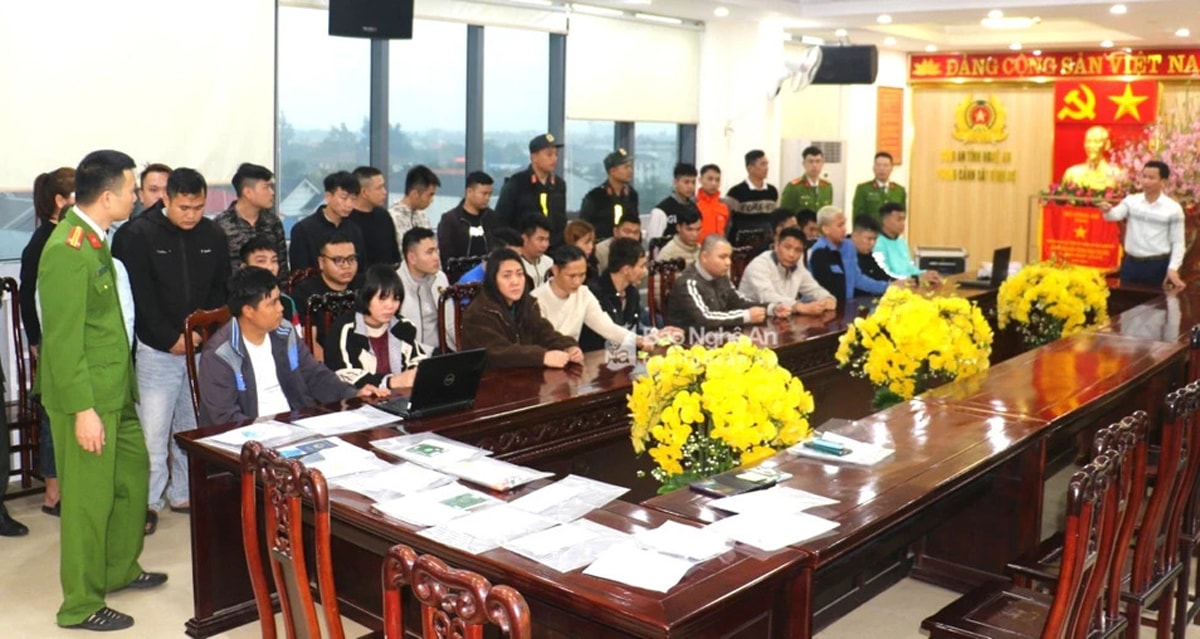 Các đối tượng trong đường dây lừa đảo do người Việt Nam làm việc tại Cam Pu Chia cầm đầu bị bắt giữ. Ảnh tư liệu: Văn Hậu