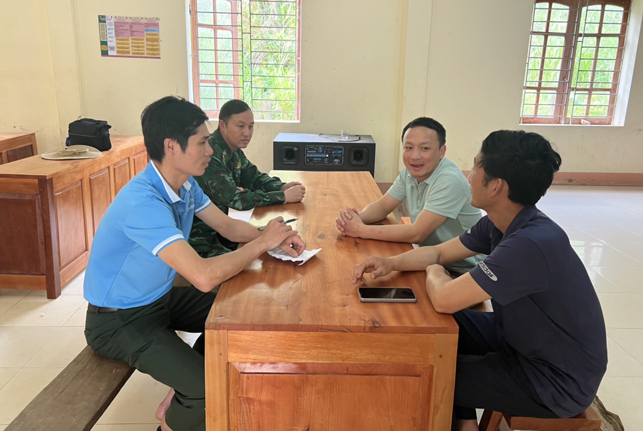 Cán bộ bản Phá Lõm trao đổi với tổ công tác xã Tam Hợp (Tương Dương) về tình hình thôn, bản. Ảnh: Gia Huy