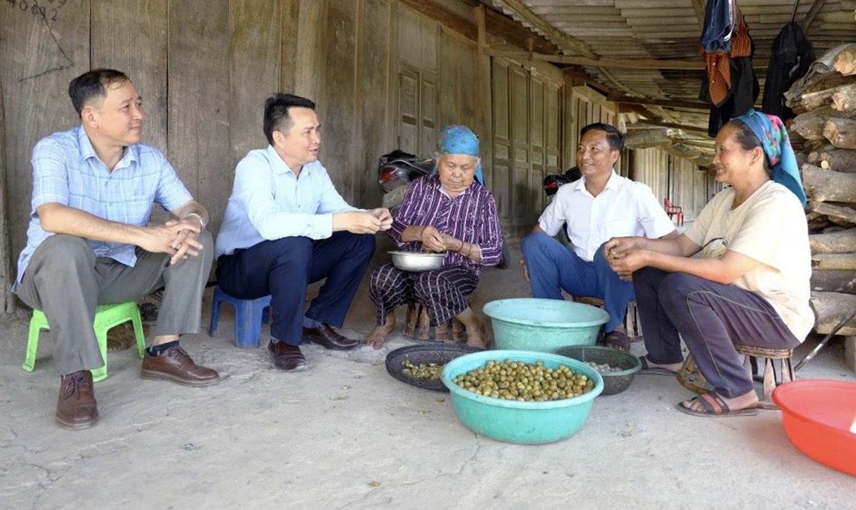 Cán bộ Ban Tuyên giáo, Ban Dân vận Huyện ủy Kỳ Sơn cùng cán bộ xã gặp gỡ đồng bào Mông ở xã Huồi Tụ. Ảnh tư liệu: Nguyên Sơn