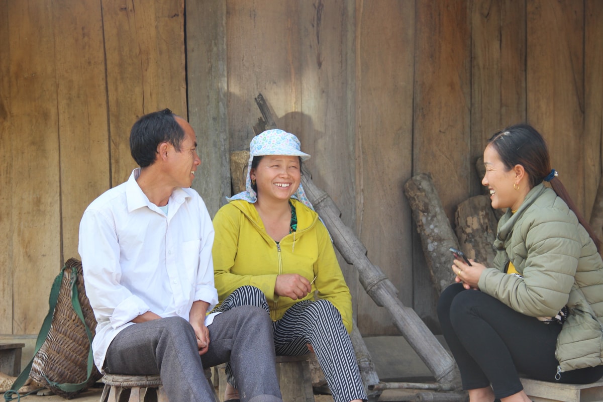 Cán bộ Hội Phụ nữ xã Huồi Tụ (Kỳ Sơn) tuyên truyền người dân bản Huồi Mũ không theo đạo lạ. Ảnh: H.T