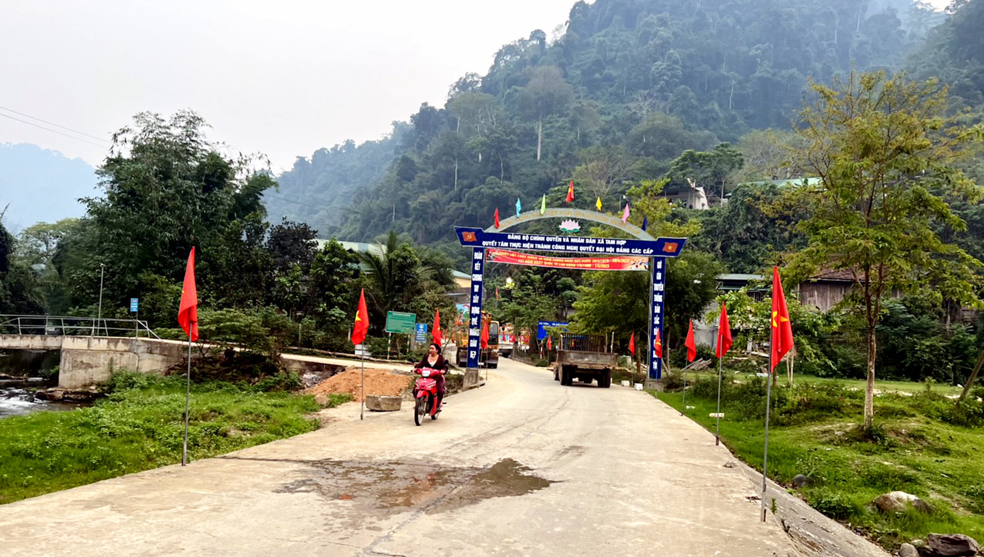 Đường vào xã Tam Hợp, huyện Tương Dương. Ảnh: Gia Huy