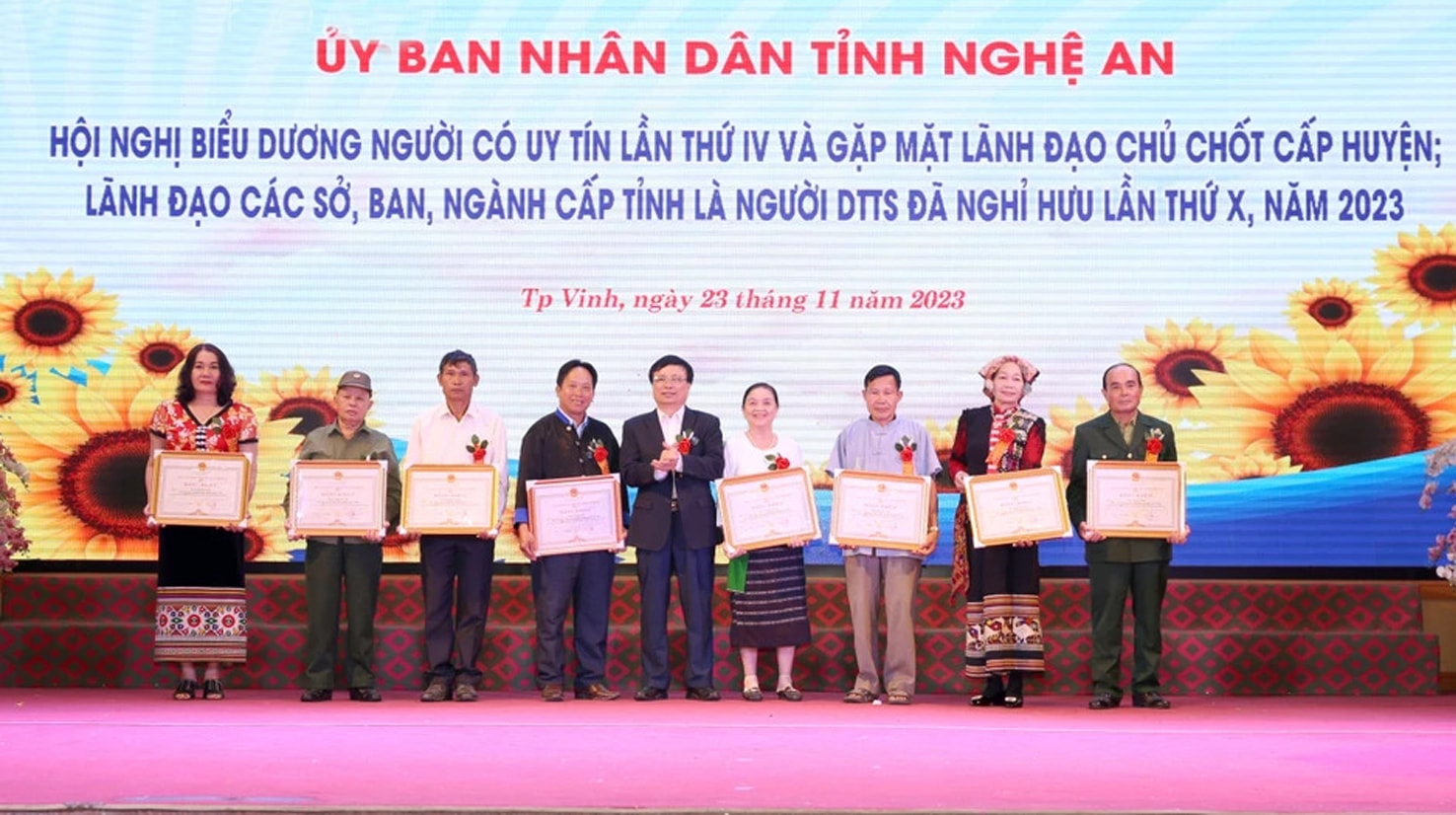 Lãnh đạo tỉnh tặng Bằng khen của Chủ tịch UBND tỉnh cho người uy tín trong đồng bào dân tộc thiểu số. Ảnh tư liệu: Thanh Quỳnh