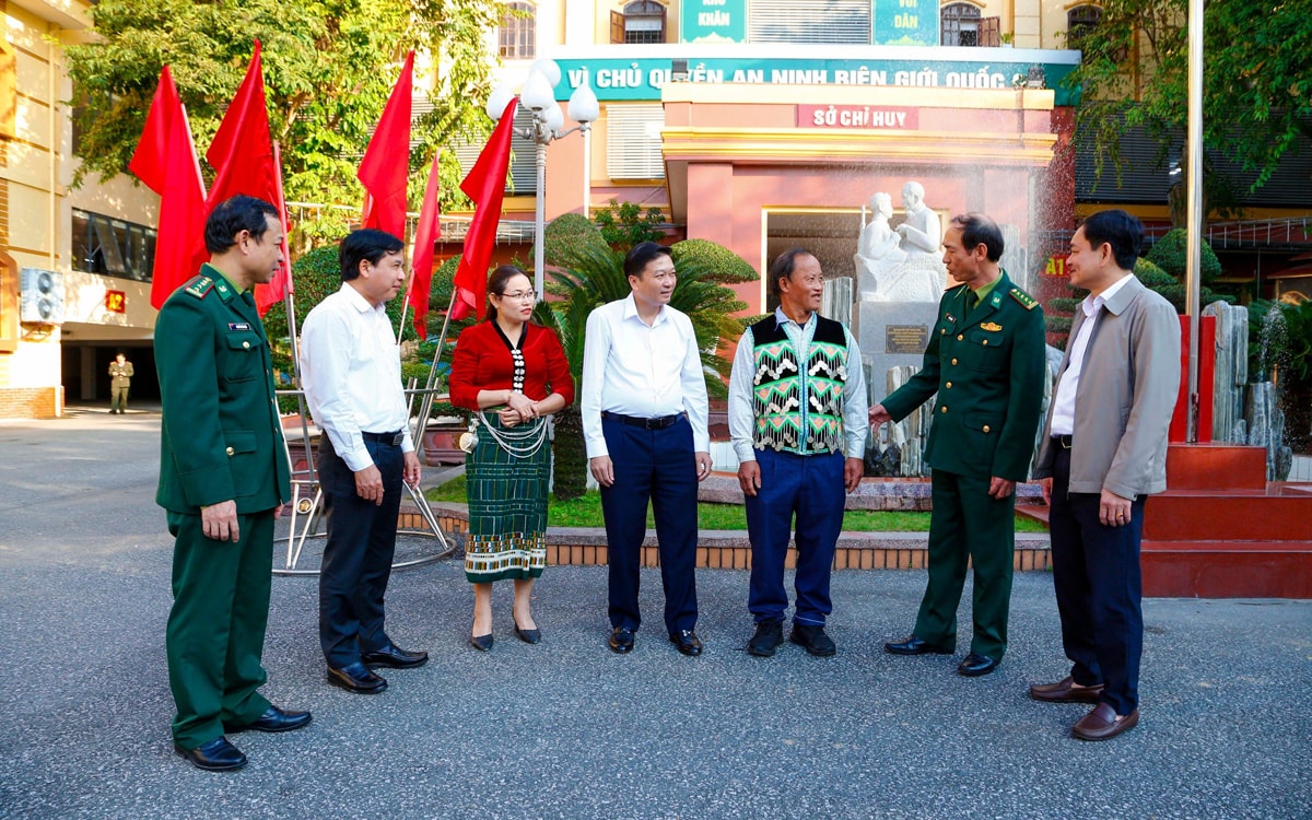 Lãnh đạo tỉnh và Bộ đội Biên phòng trao đổi với người uy tín ở thôn bản. Ảnh Đình Tuyên