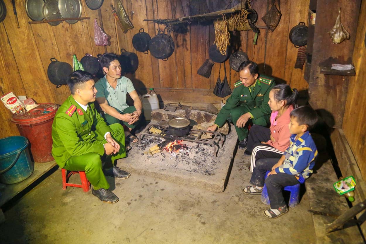 Lực lượng chức năng trao đổi với gia đình Trưởng bản Mường Lống, xã Tri Lễ, huyện Quế Phong. Ảnh: Đình Tuyên