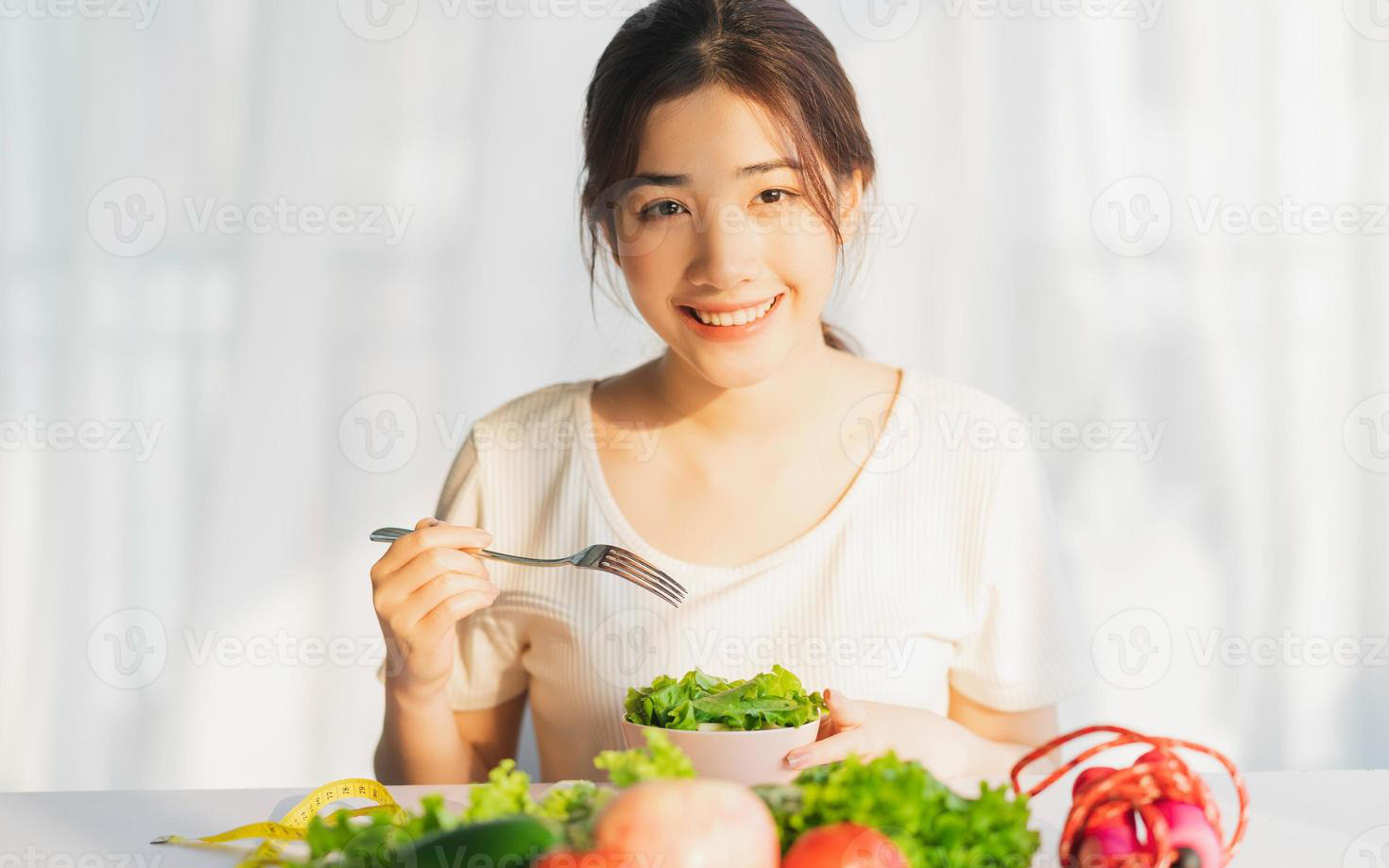 young-woman-is-eating-green-vegetables-for-weight-loss-photo-16477066775301671261015-0-0-919-1470-crop-1647706686368986941698-4590.jpg