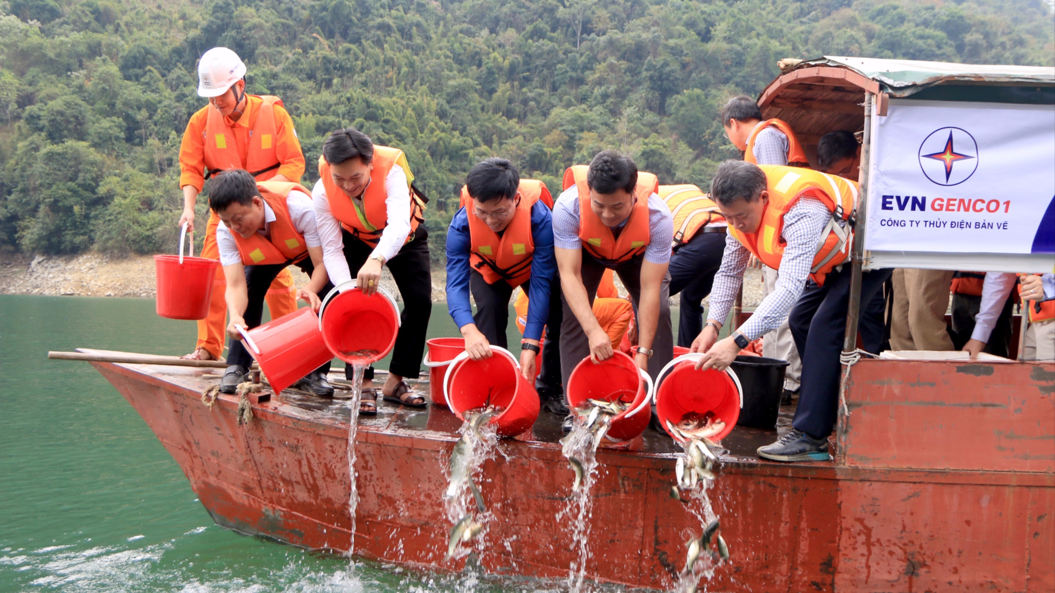 Công ty Thuỷ điện Bản Vẽ tổ chức lễ bàn giao nhà Đại đoàn kết, trồng cây và thả cá giống đầu năm Công ty Thuỷ điện Bản Vẽ tổ chức lễ bàn giao nhà Đại đoàn kết, trồng cây và thả cá giống đầu năm