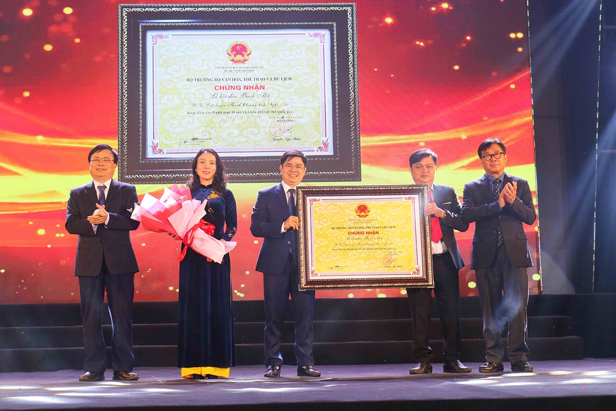 Lãnh đạo Cục Di sản, Bộ Văn hóa - Thể thao và Du lịch và lãnh đạo tỉnh trao quyết định chứng nhận Lễ hội Đền Bạch Mã là Di sản văn hóa phi vật thể quốc gia cho lãnh đạo địa phương. Ảnh tư liệu: Huy Thư