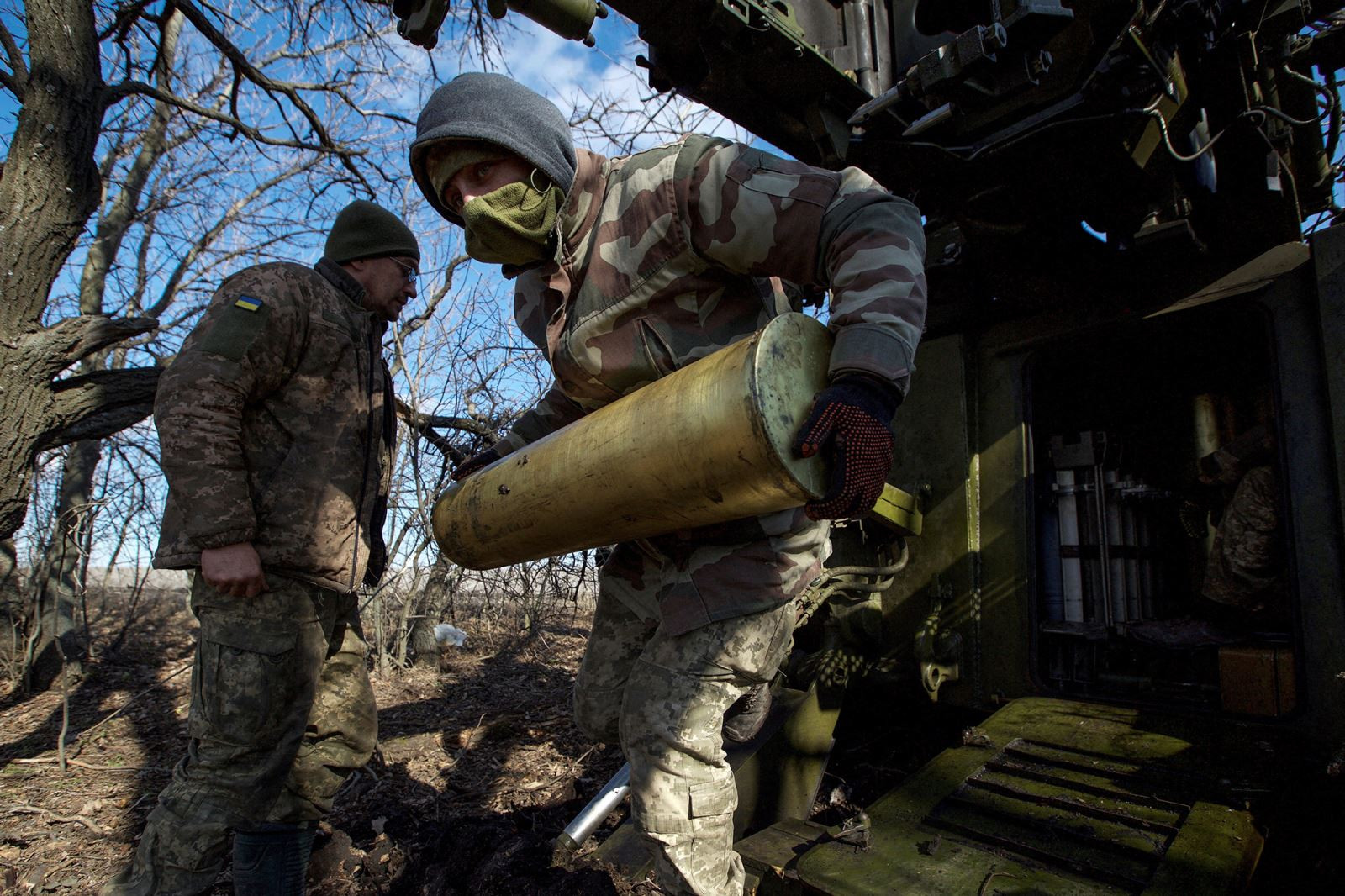 Binh sĩ Ukraine bê đạn pháo tự hành 2S5 Giatsint-S bên ngoài thành phố tiền tuyến Bakhmut, Ukraine ngày 5/3. Ảnh: Reuters