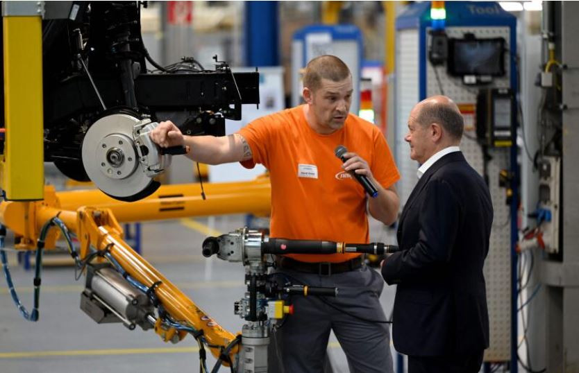 Thủ tướng Đức Olaf Scholz trong chuyến thăm nhà máy Neapco Europe ở Duren, Đức vào tháng 8_2023. afp.JPG