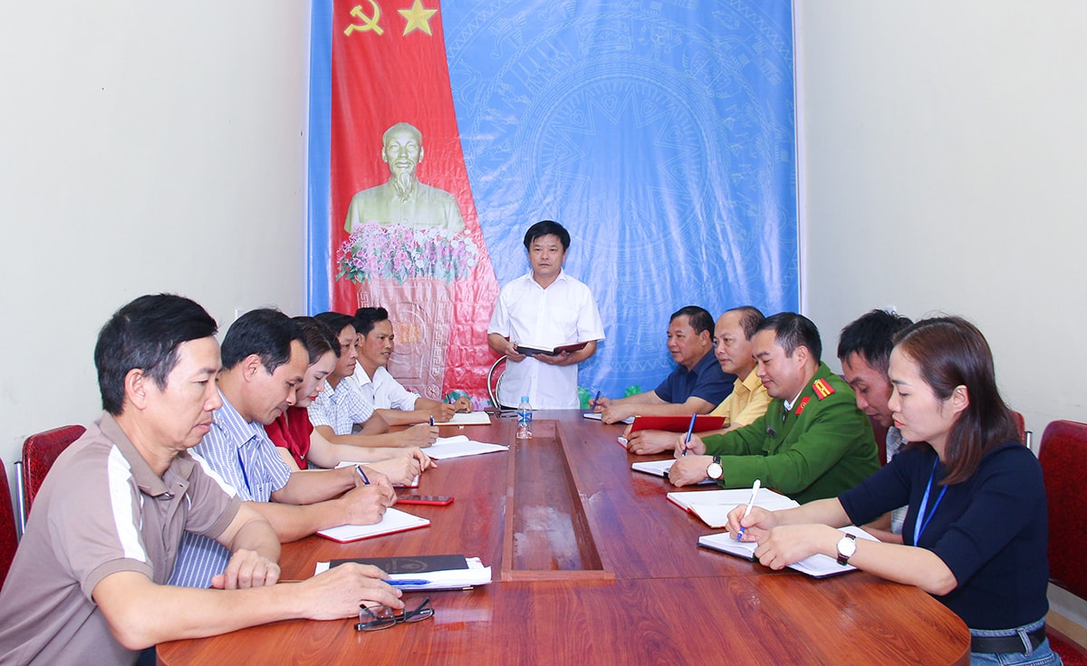 Đồng chí Phan Bá Ngọc - Bí thư Đảng ủy, Chủ tịch UBND xã Thanh Liên triển khai nhiệm vụ của cấp ủy trong tháng đối với trưởng các đầu ngành. Ảnh: Mai Hoa