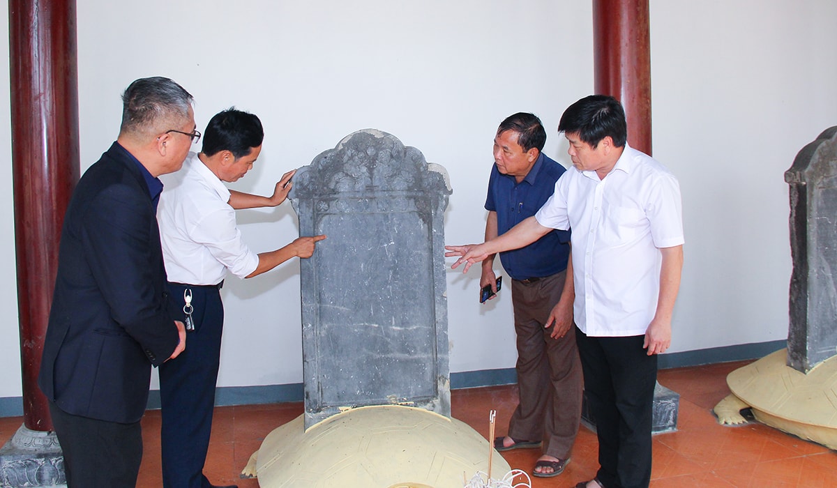 Nhà bia với 3 tấm bia đá ghi danh 267 vị tiến sĩ, cử nhân, tú tài đậu đạt ở các thế kỷ XV, XVI, XVII, XVIII, tại xã Thanh Liên. Ảnh: Mai Hoa