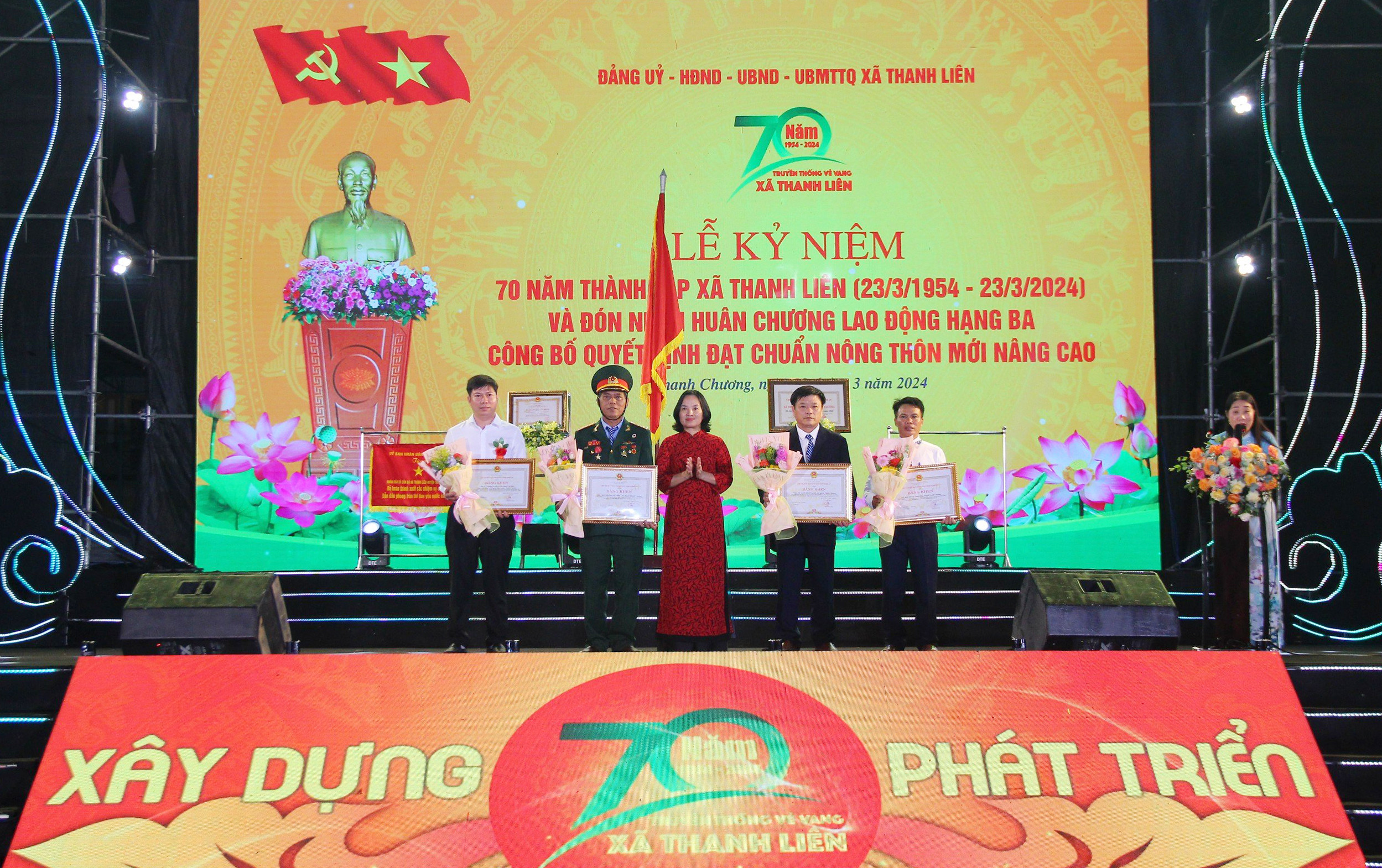 bna-Đồng chí  Võ Thị Nhung - Phó Giám đốc Sở Nông nghiệp và Phát triển nông thôn trao Bằng khen của UBND tỉnh cho các cá nhân.jpg