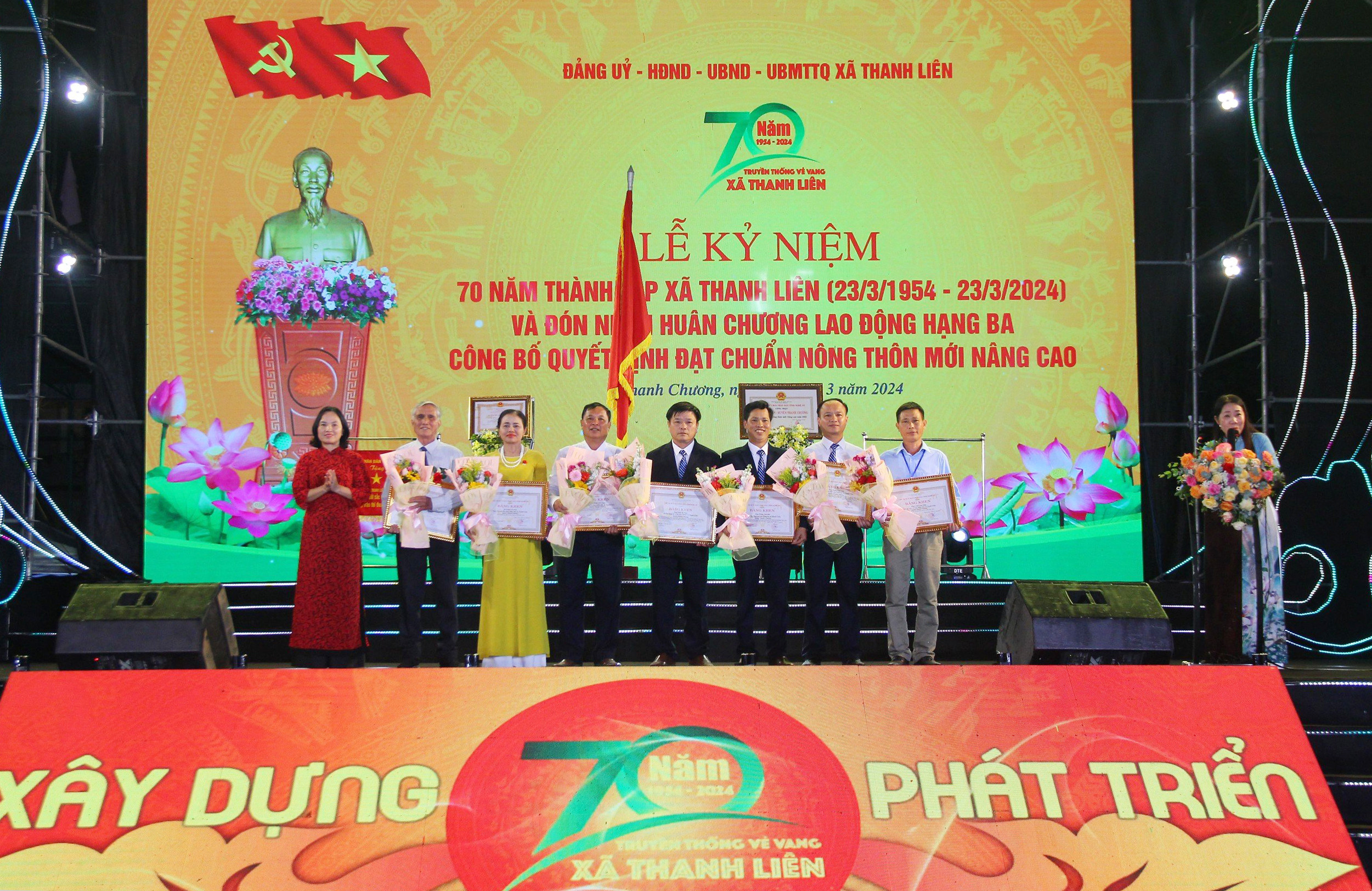 bna-Đồng chí Võ Thị Nhung - Phó Giám đốc Sở Nông nghiệp và Phát triển nông thôn trao Bằng khen của UBND tỉnhn cho các cá nhân.jpg