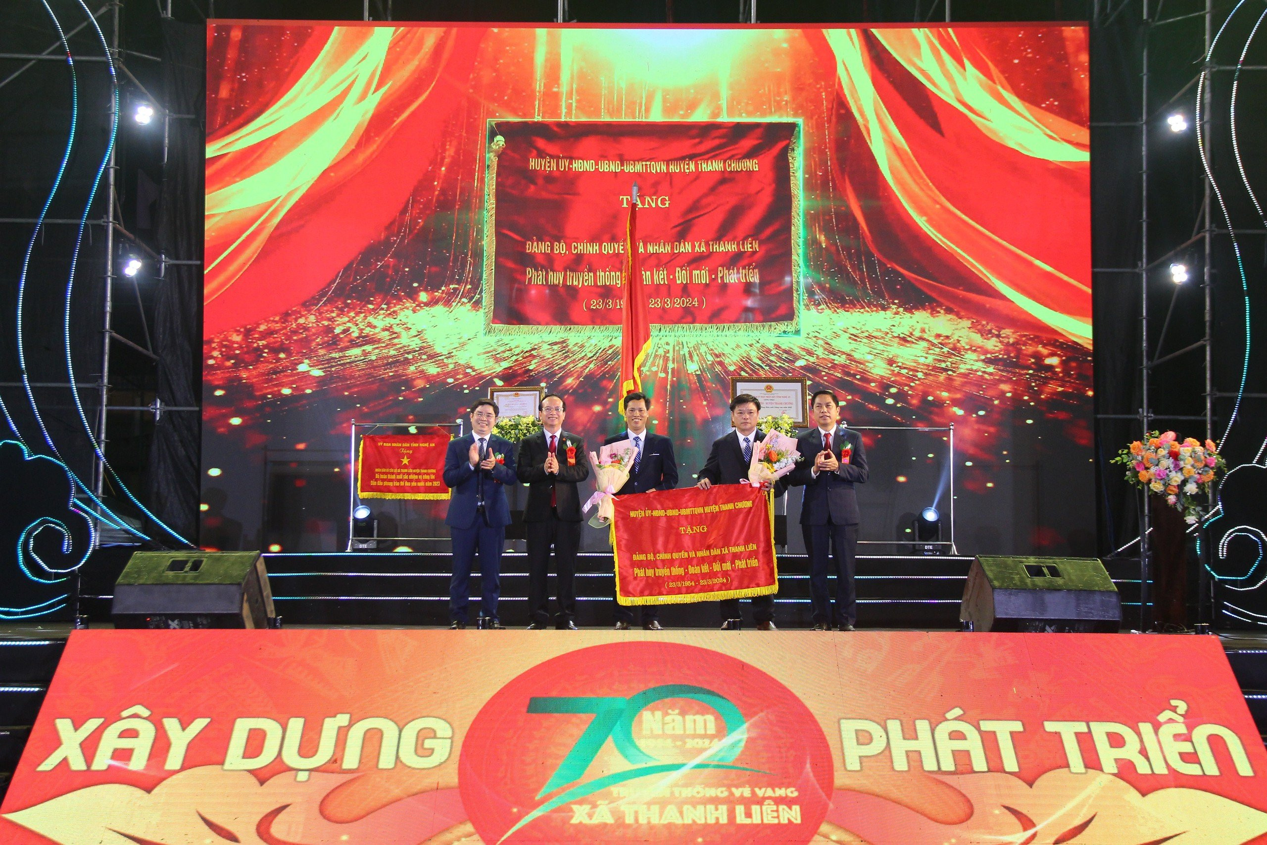 bna-Huyện uỷ, HĐND, UBND, Uỷ ban MTTQ huyện Thanh Chương tặng cờ cho Đảng bộ và nhân dân xã Thanh Tiên.jpeg