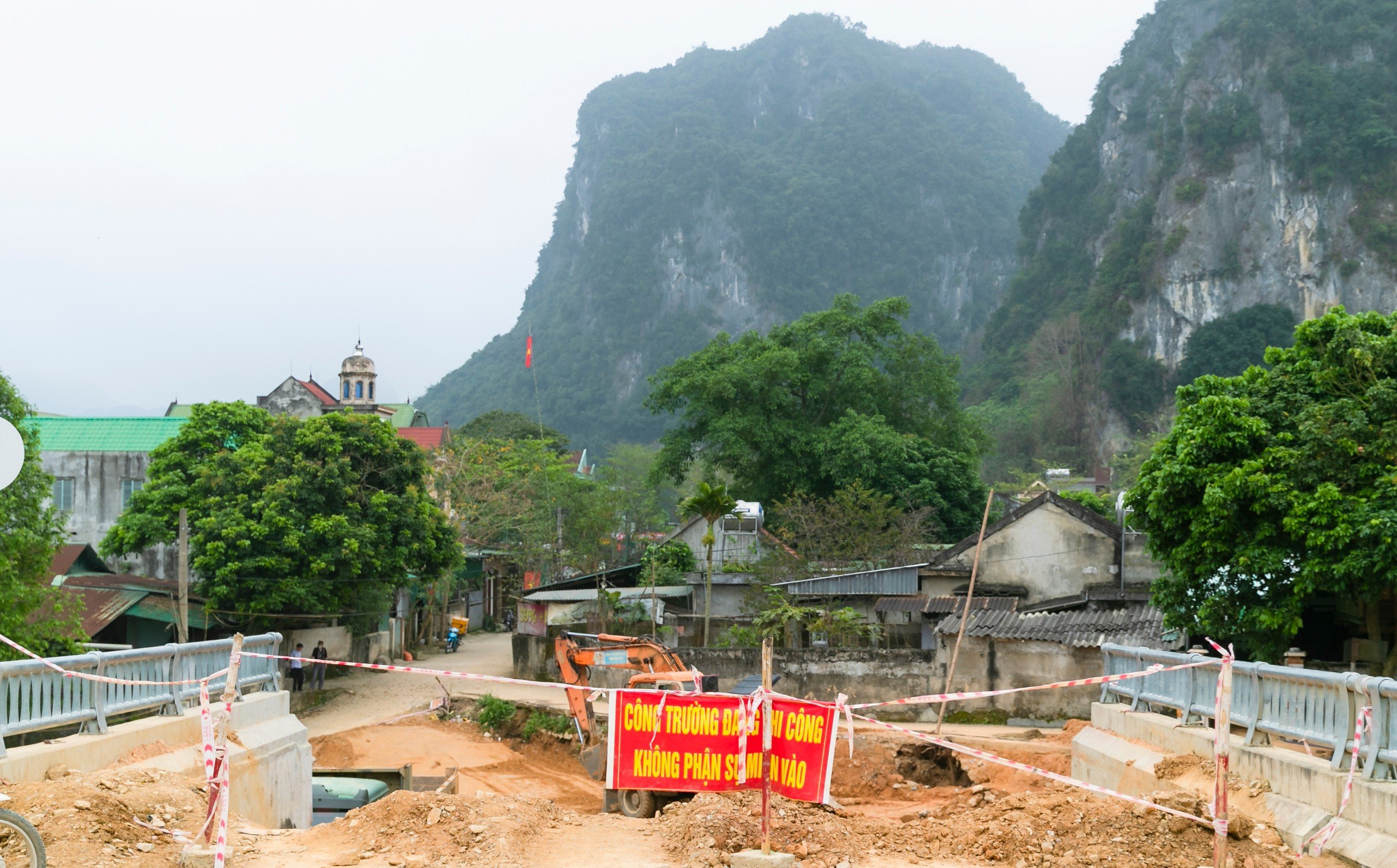 Phần đường đầu cầu Thành Nam phía thị trấn Con Cuông hiện chưa hoàn thành do đang vướng mắc mặt bằng (1).jpg