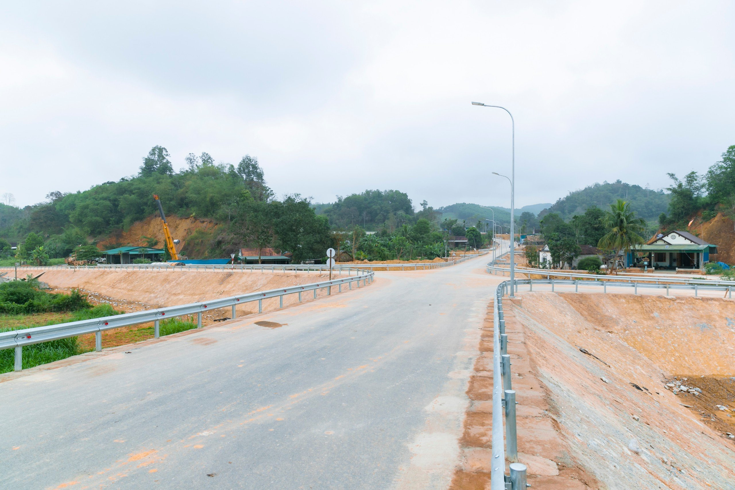 Phần đường nối với cầu Thành Nam ở  phía Tả ngạn sông Lam đã hoàn thành (3).jpg