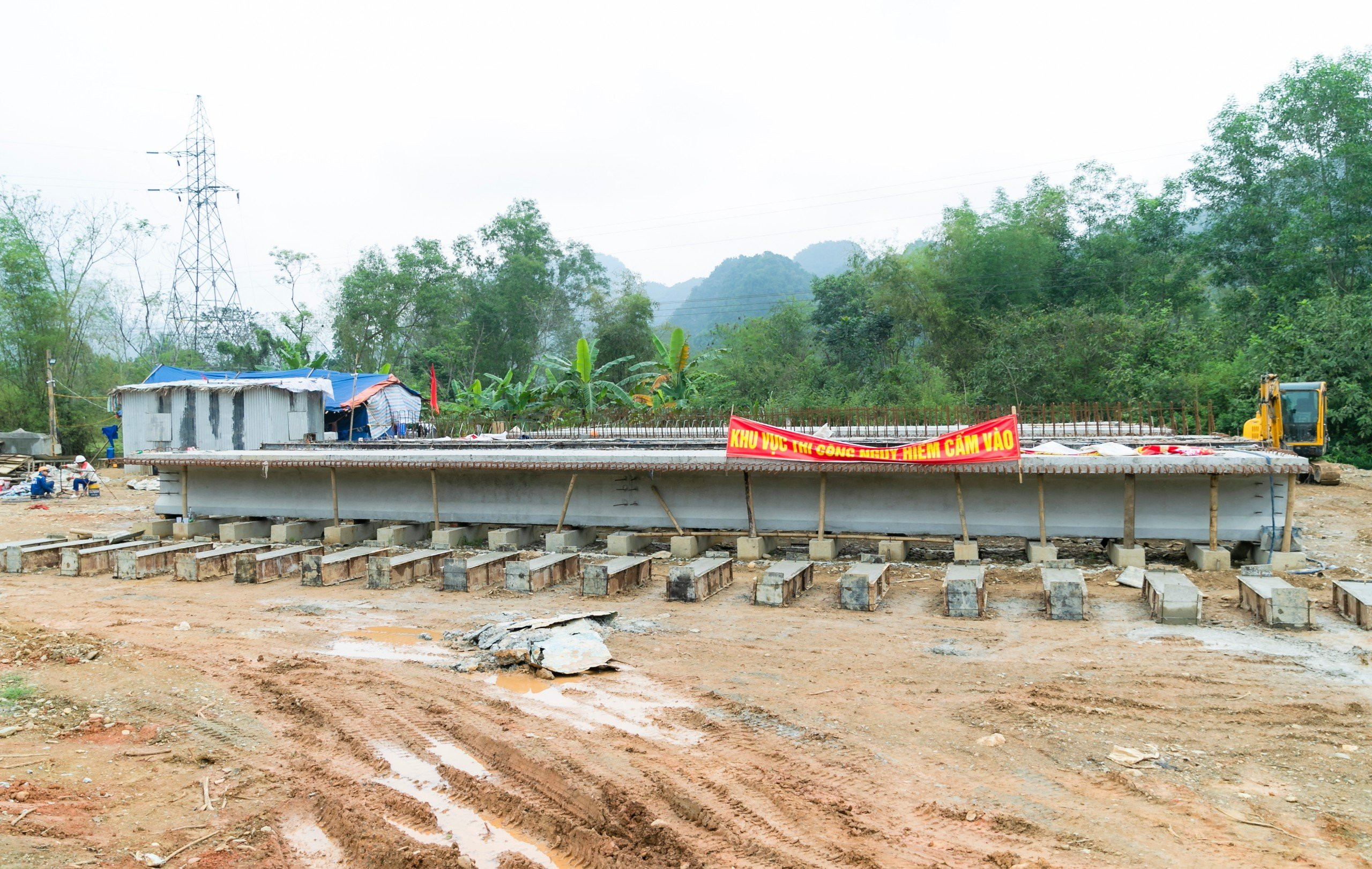 Xây dựng cầu Khe Cạn ở xã Yên Khê (1).jpg