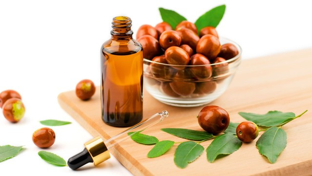 il-in-a-bottle-with-a-dropper-on-a-wooden-table-with-ripe-jojoba-fruits-chinese-date-oil-and-fruit-1351668799-650e9f2b007d4df1a6a4a3f1425ea075-16673848978252075100698-8152.jpg