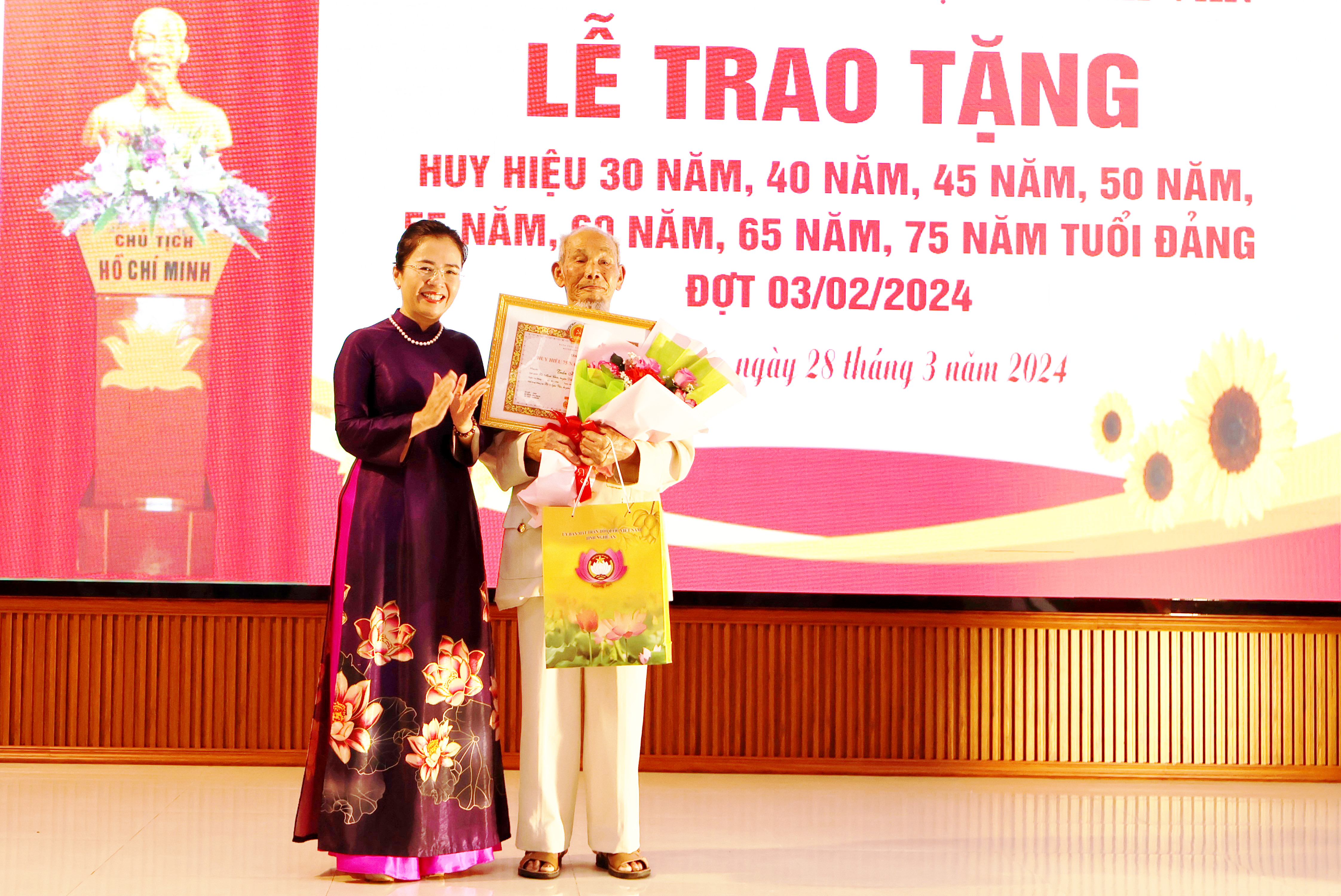bna-Chủ tịch Ủy ban MTTQ tỉnh Võ Thị Minh Sinh trao Huy hiệu 75 năm tuổi Đảng và tặng hoa chúc mừng đảng viên Trần Hữu Phổ.JPG