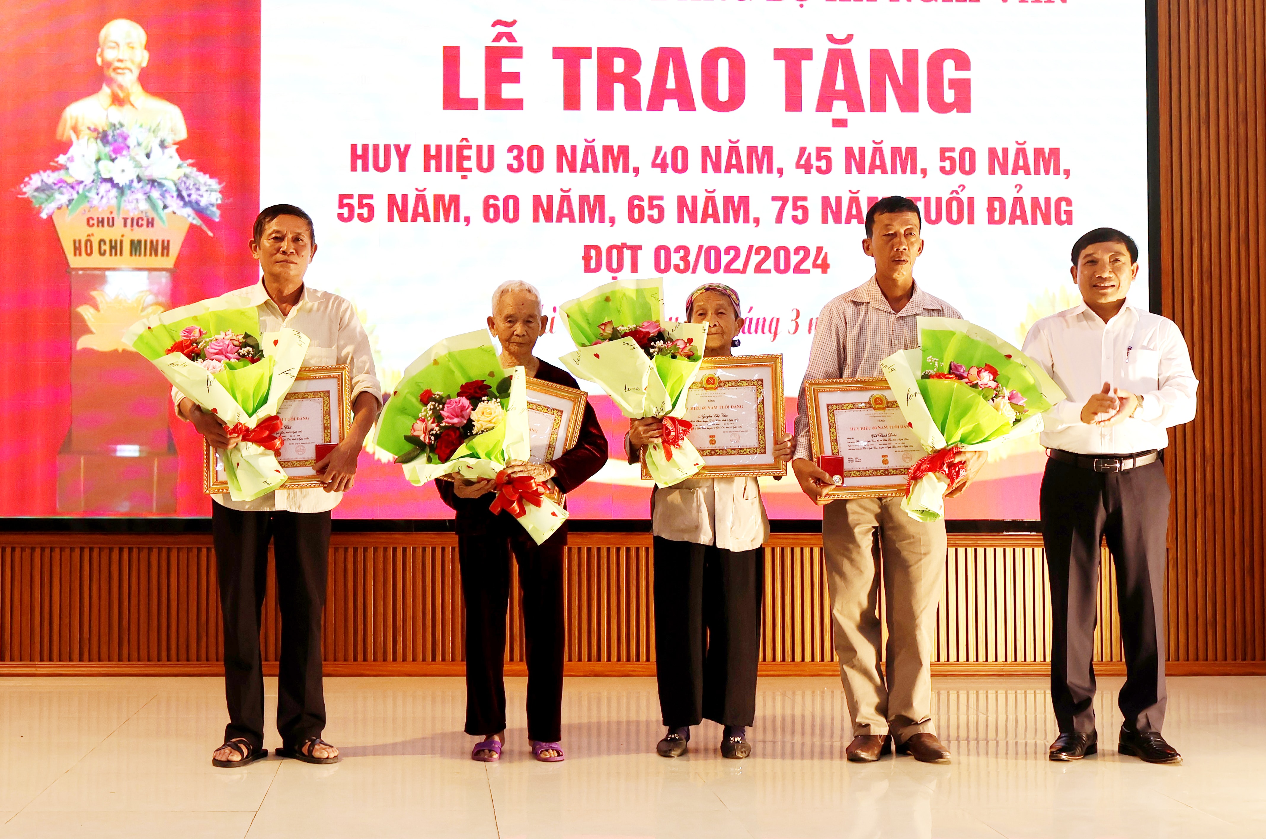 bna-Lãnh đạo huyện Nghi Lộc trao huy hiệu 65, 60 năm tuổi đảng và tăng hoa cho các đảng viên.JPG