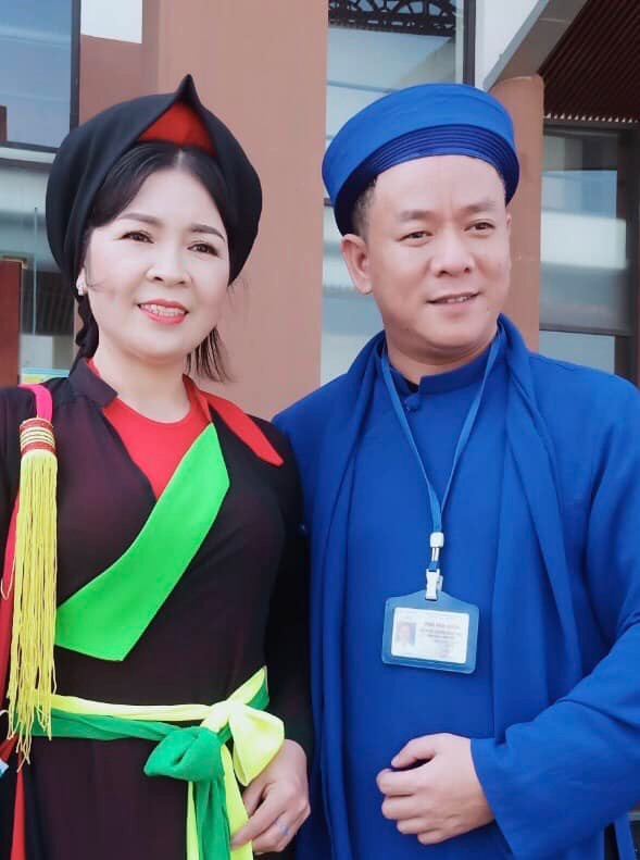 Nguyễn Thành Ngân và liền chị quan họ trong lần giao lưu tại Bắc Ninh.jpg