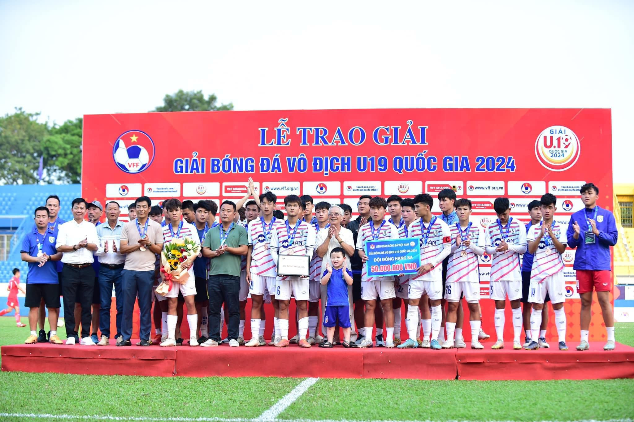 bna_ Bùi Thanh Đưc cùng đồng đội tại U19 Sông Lam Nghệ An giành tấm huy chương Đồng tại Giải U19 Quốc gia 2024..jpg