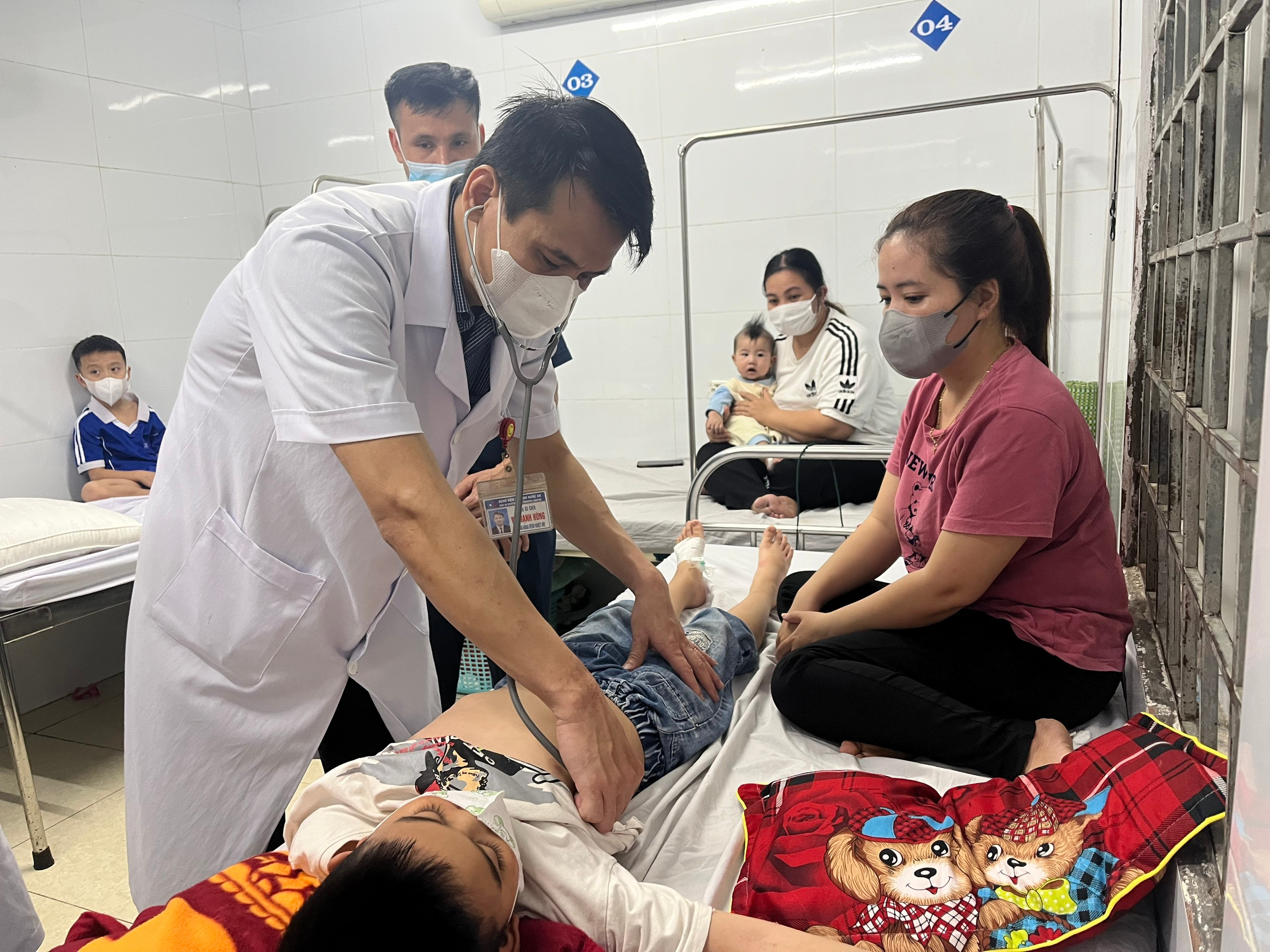 Bác sĩ thăm khám cho trẻ mắc bệnh Sởi đang điều trị tại Bệnh viện Sản Nhi Nghệ An (1).jpg