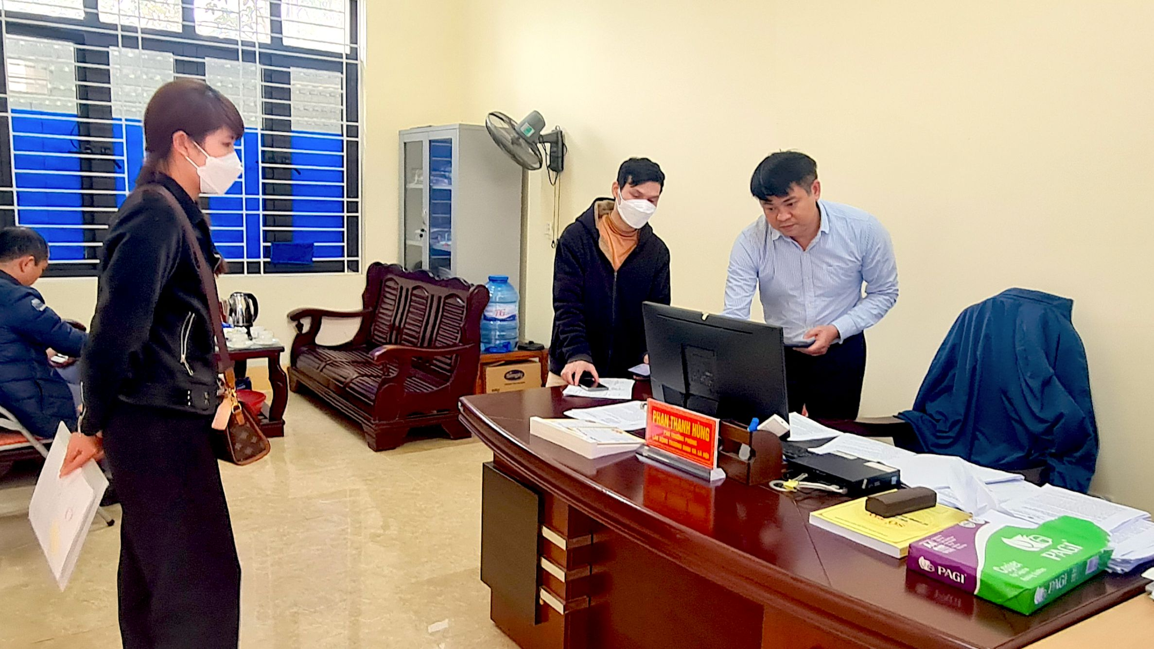 bna_CCán bộ Phòng LĐTBXh huyện Con Cuông hướng dẫn người dân làm hỗ sơ xuất khẩu lao động..png
