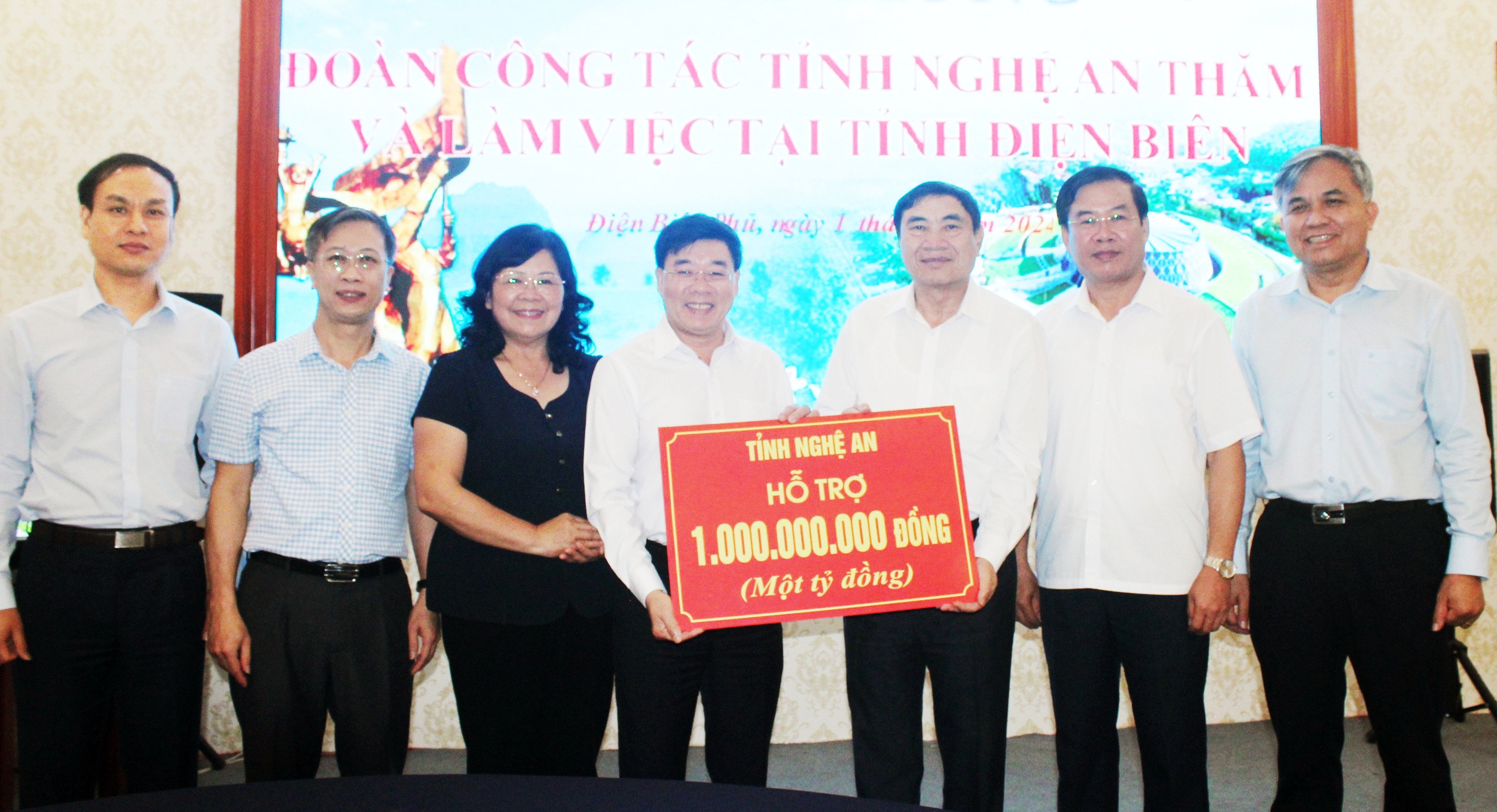 bna-Đồng chí Nguyễn Văn Thông trao 01 tỷ đồng hỗ trợ sinh kế nghười nghèo tỉnh Điện Biên.JPG
