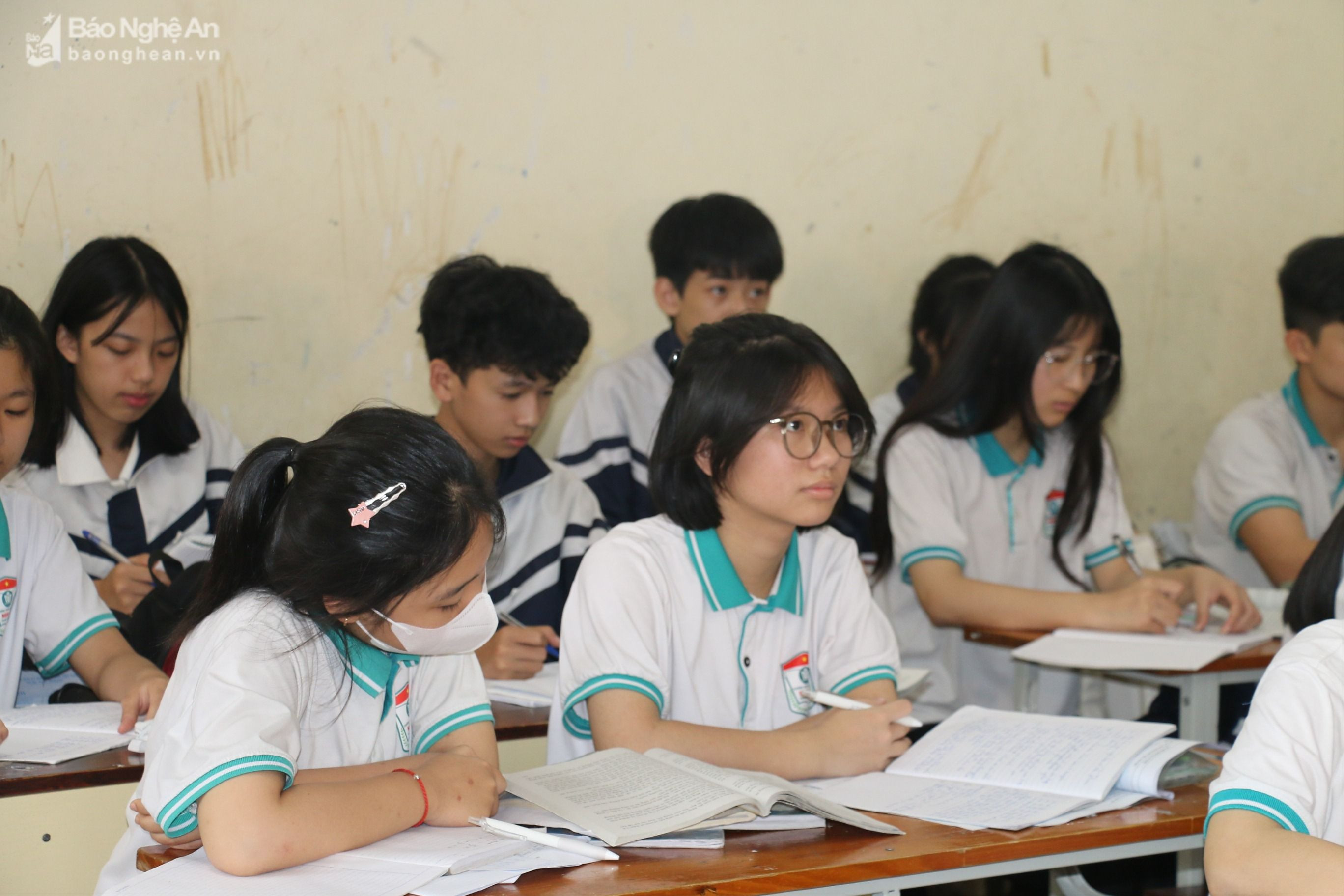 Học sinh lớp 9 thành phố Vinh chịu nhiều áp lực trước Kỳ thi tuyển sinh vào lớp 10.JPG