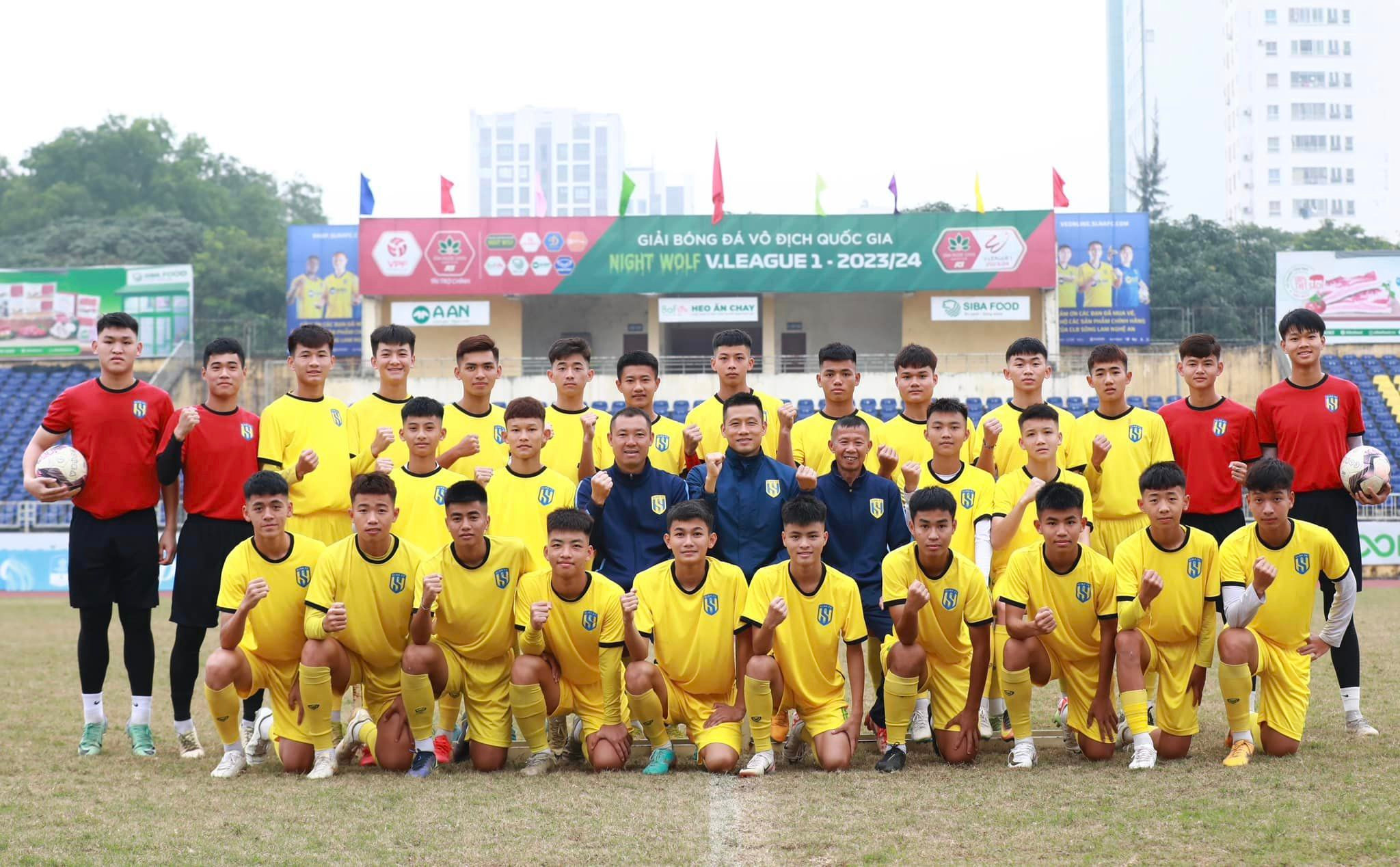 bna_Trong đội hình U17 Sông Lam Nghệ An, Tấn Dũng được giao nhiệm vụ đội trưởng đội bóng..jpg