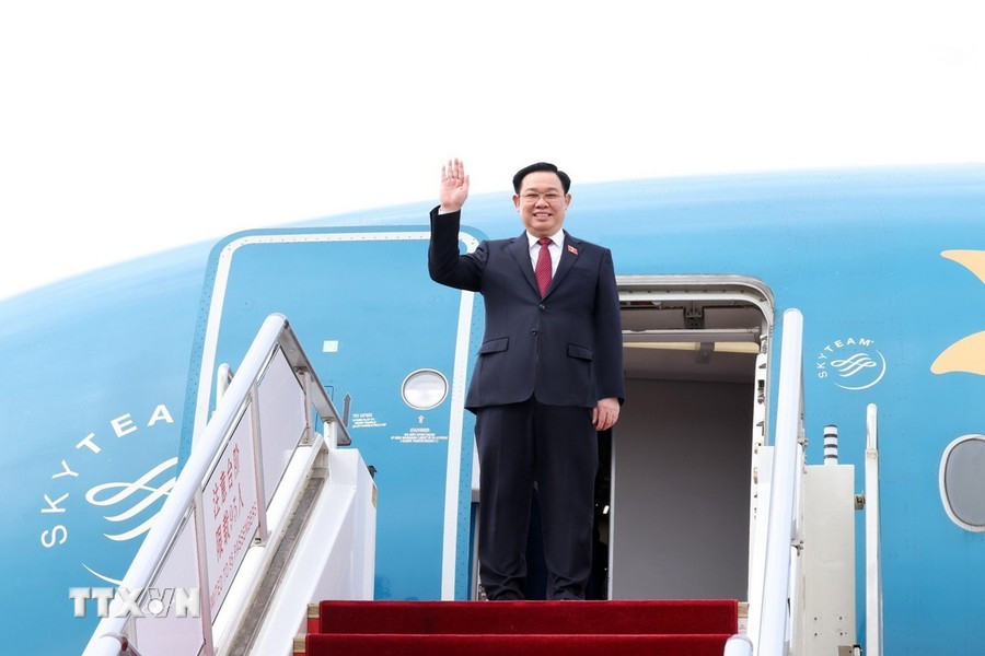 Chủ tịch Quốc hội Vương Đình Huệ đến sân bay quốc tế Bắc Kinh. (Ảnh- Nhan Sáng:TTXVN).jpeg