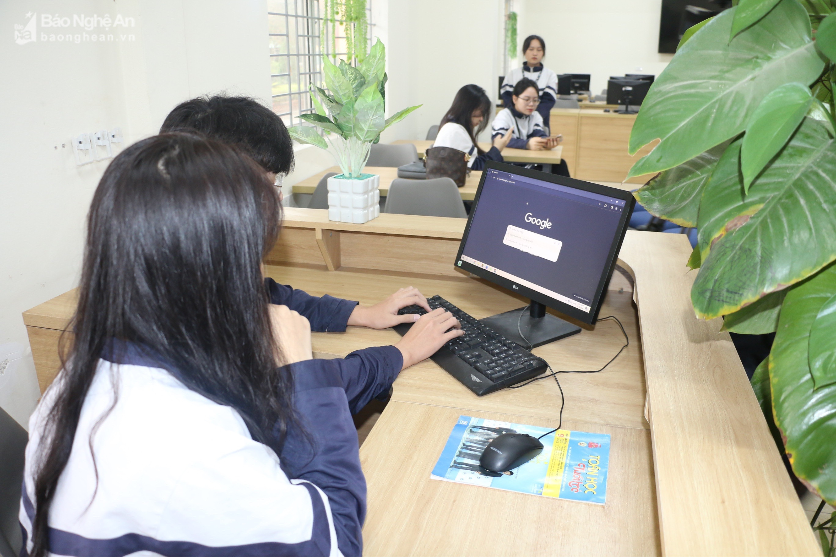 Học sinh Trường THPT Nguyễn Duy Trinh tìm hiểu các thông tin về Kỳ thi qua thư viện của nhà trường.JPG