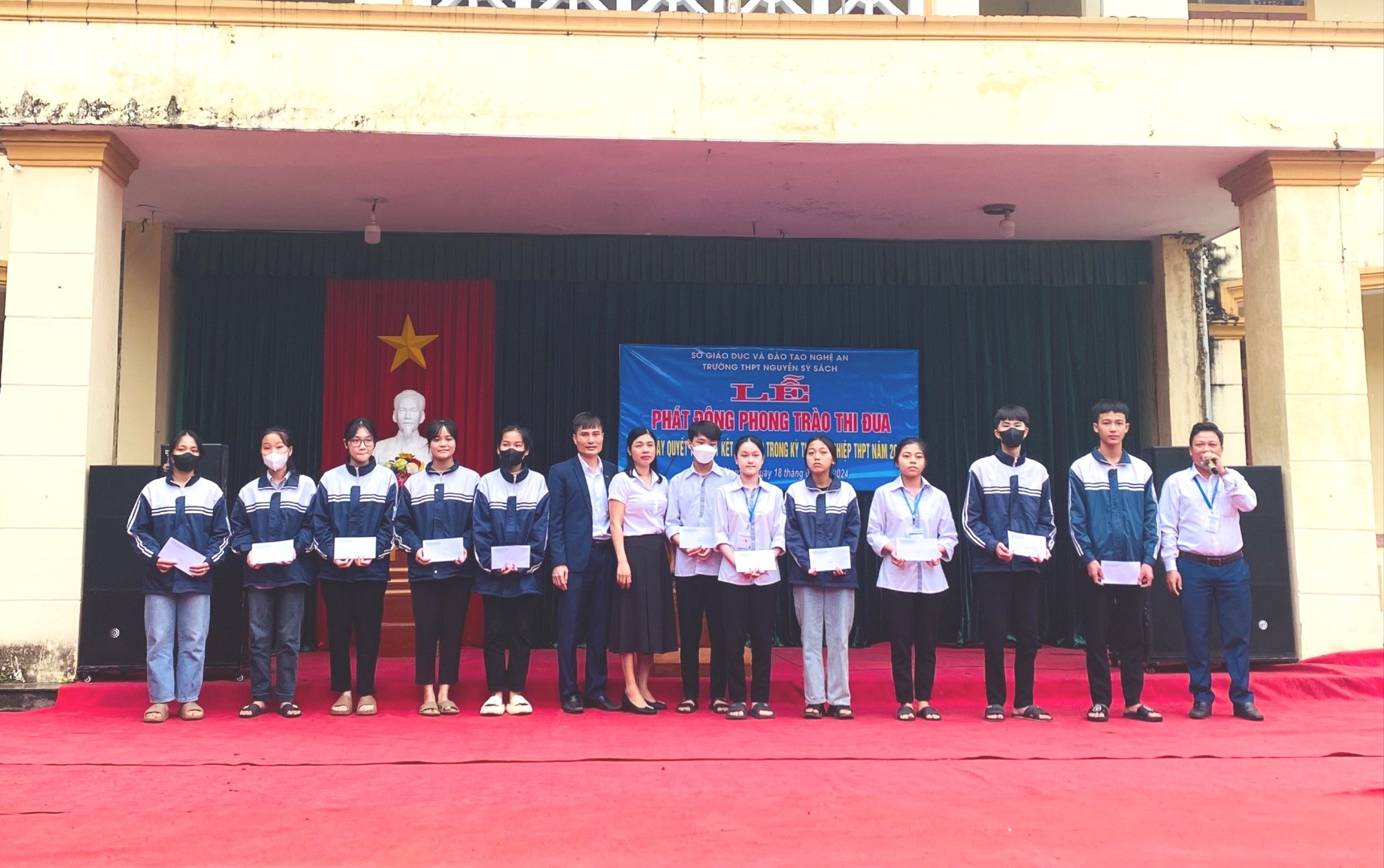 Trường THPT Nguyễn Sỹ Sách khen thưởng cho những học sinh đạt điểm cao sau kỳ thi thử đợt 1.jpg